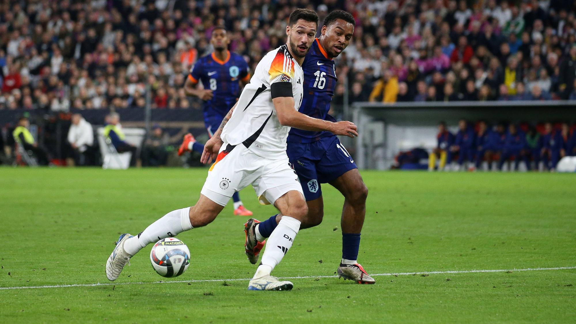 Deutschlands Tim Kleindienst kämpft mit dem Niederländer Quinten Timber um den Ball.