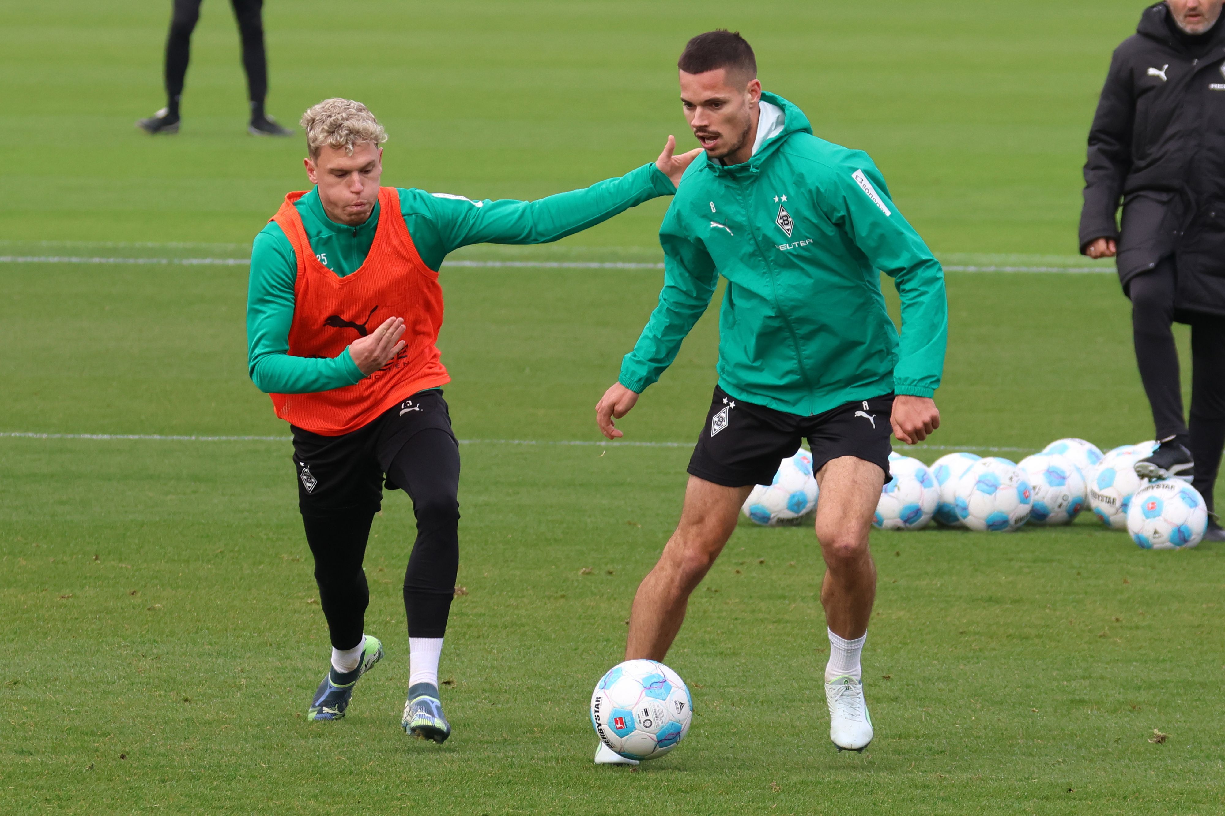 Robin Hack und Teamkollege Julian Weigl kämpfen im Training von Borussia Mönchengladbach um den Ball.