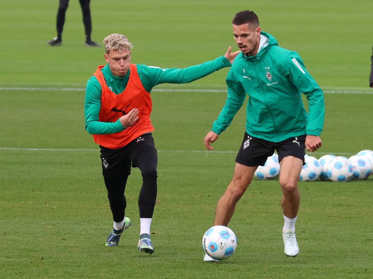 Robin Hack und Teamkollege Julian Weigl kämpfen im Training von Borussia Mönchengladbach um den Ball.