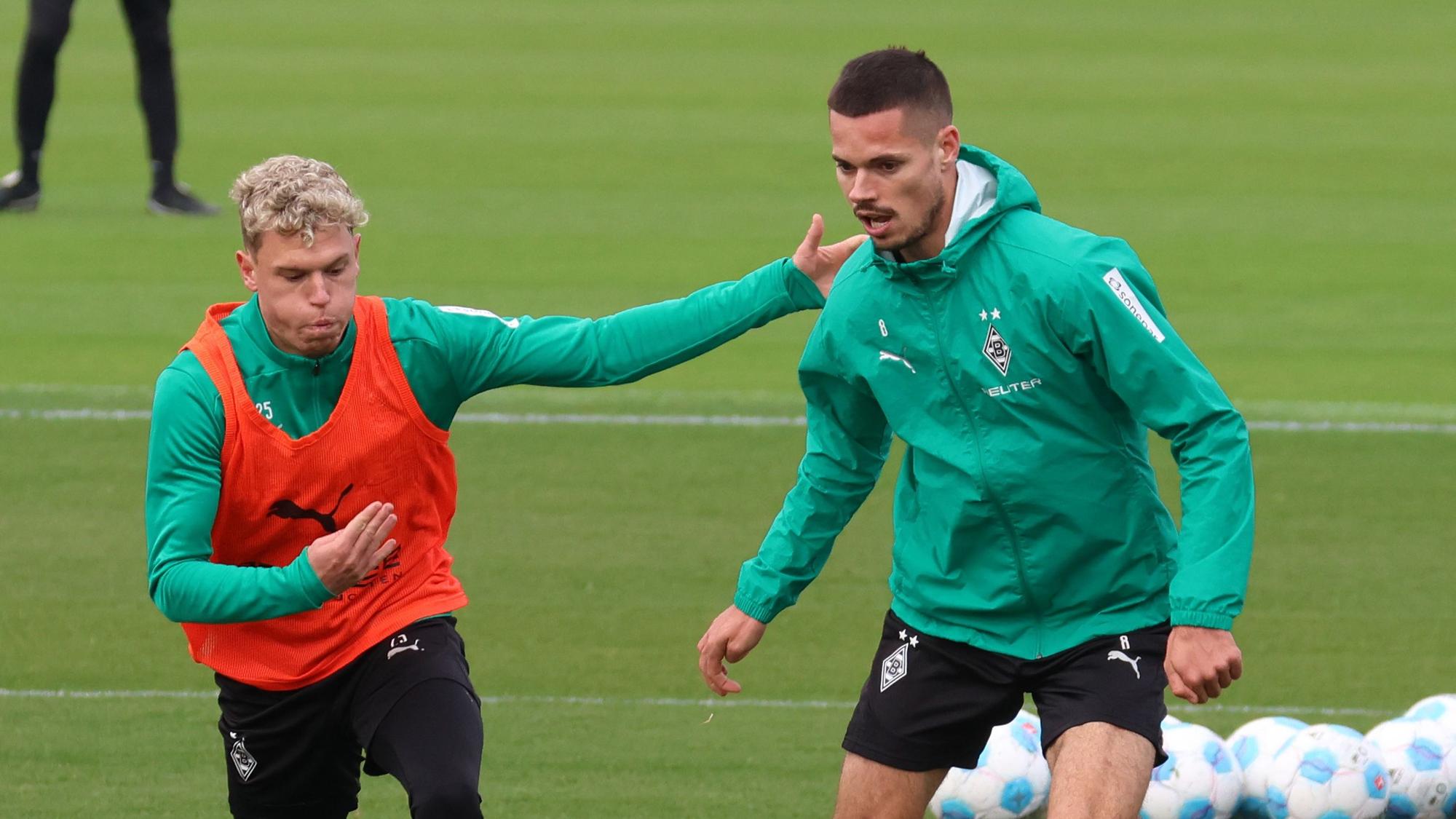 Robin Hack und Teamkollege Julian Weigl kämpfen im Training von Borussia Mönchengladbach um den Ball.