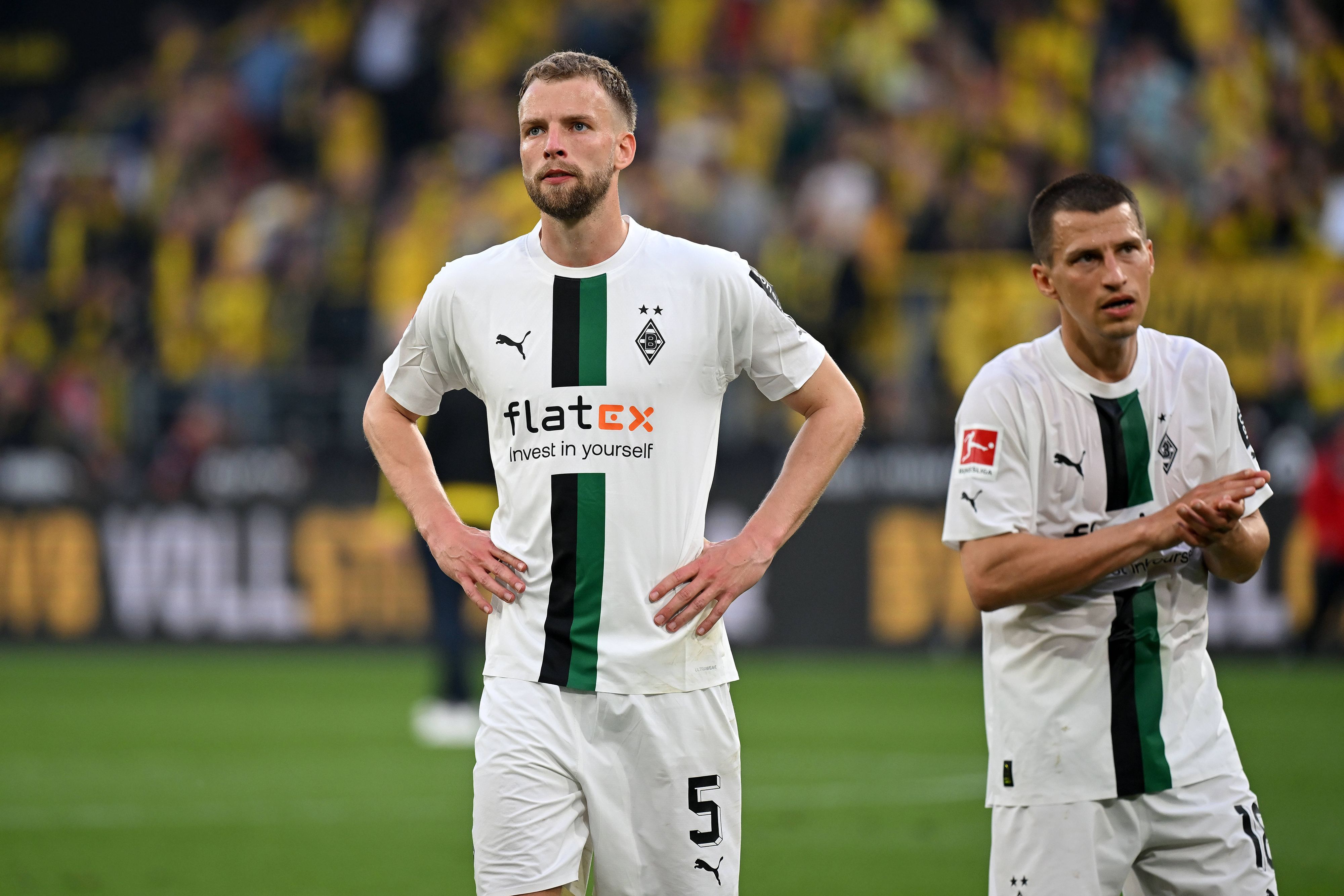 Die Gladbach-Profis Marvin Friedrich und Stefan Lainer stehen nach dem Spiel in Dortmund enttäuscht nebeneinander auf dem Platz.