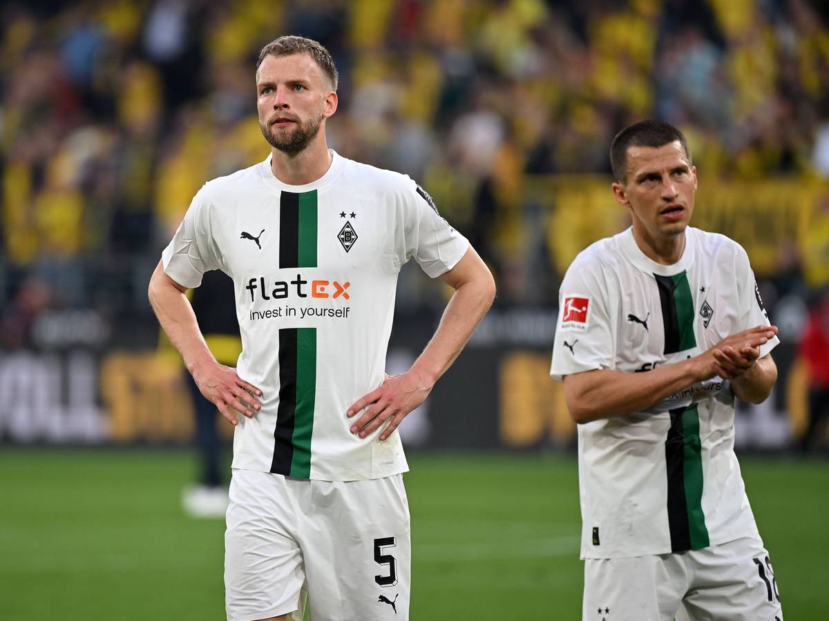Die Gladbach-Profis Marvin Friedrich und Stefan Lainer stehen nach dem Spiel in Dortmund enttäuscht nebeneinander auf dem Platz.