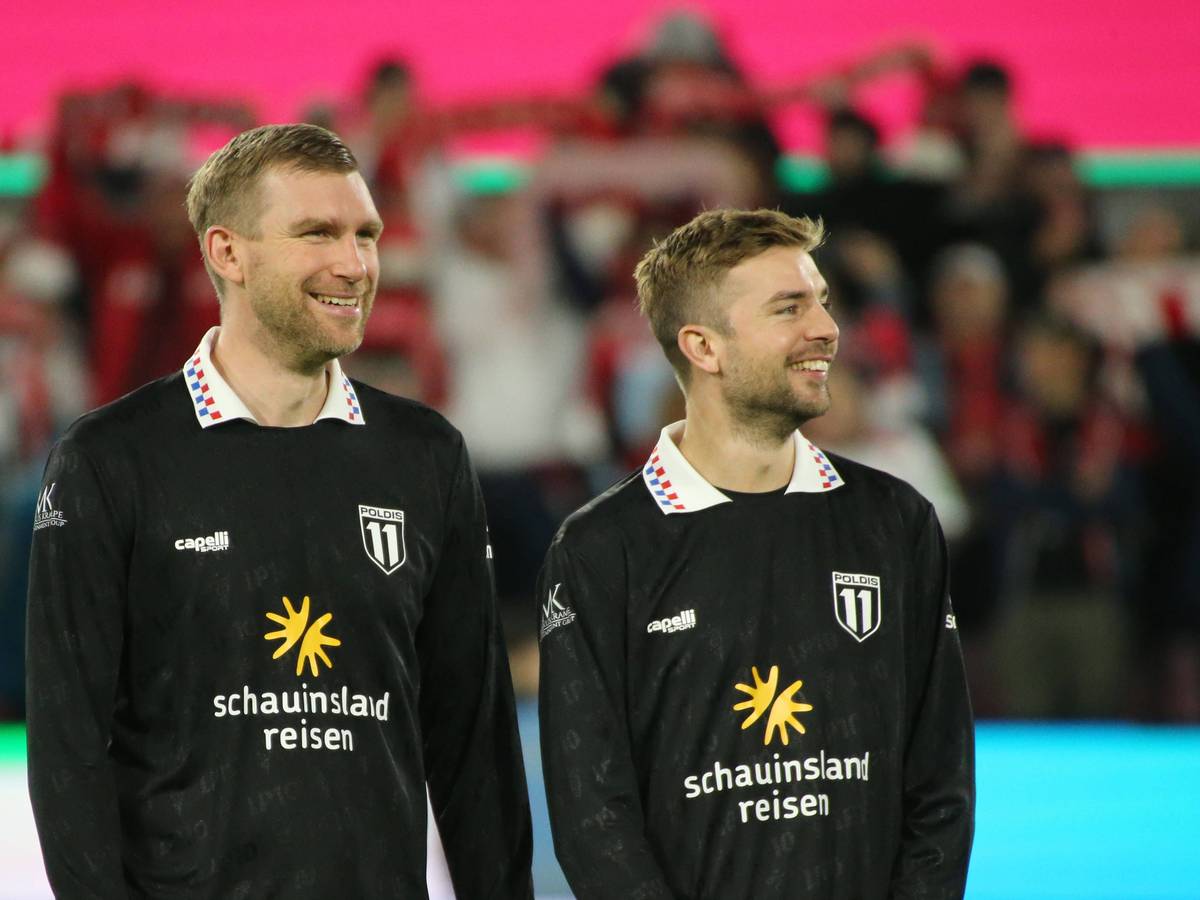Per Mertesacker und Christoph Kramer stehen bei Lukas Podolskis Abschiedsspiel lachend nebeneinander auf dem Platz.