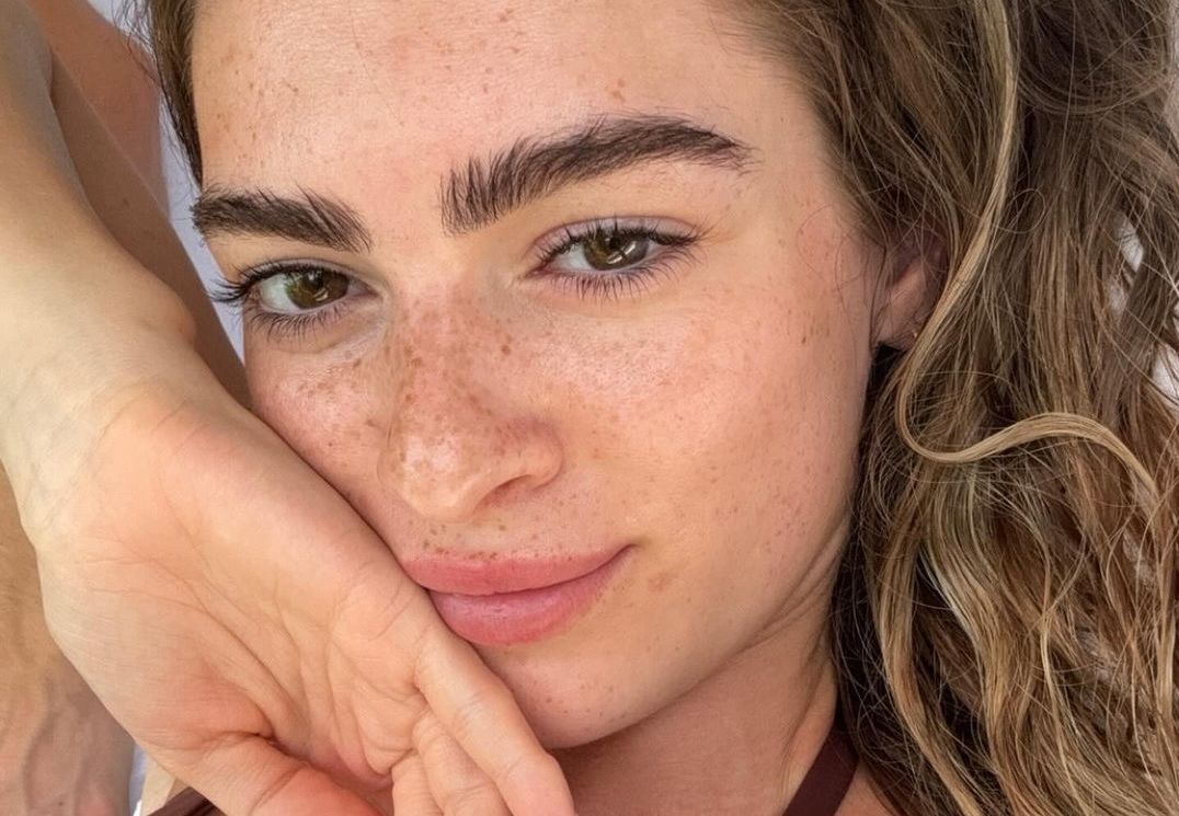 Laura Pflipsen lächelt auf einem Instagram-Selfie in die Kamera.