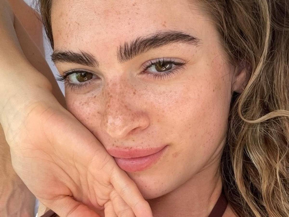 Laura Pflipsen lächelt auf einem Instagram-Selfie in die Kamera.