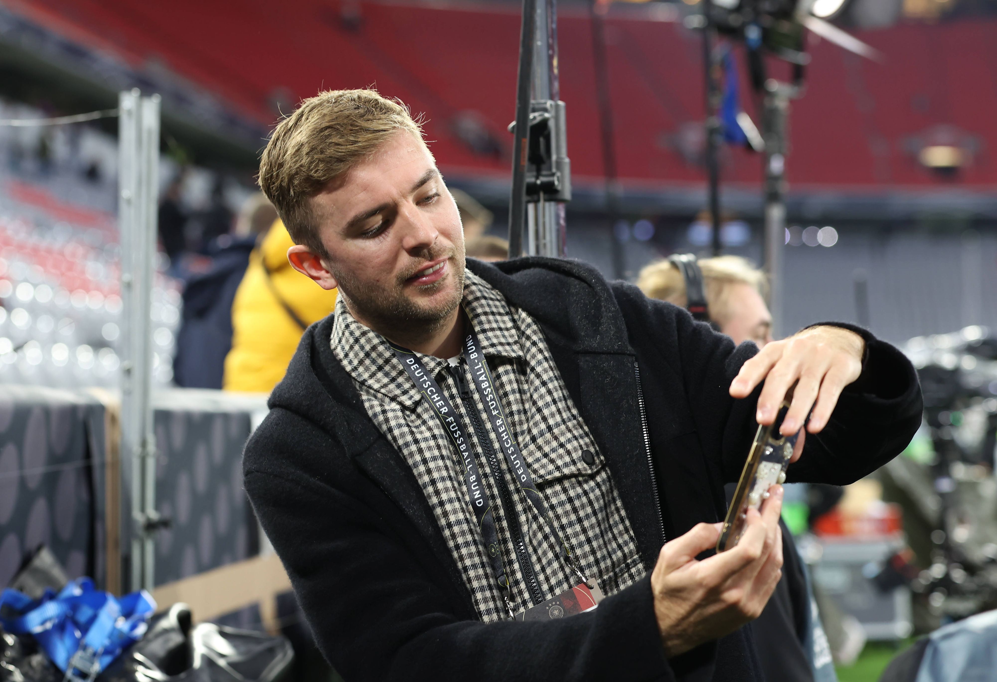 TV-Experte Christoph Kramer macht in München ein Selfie mit den Fans auf den Rängen.