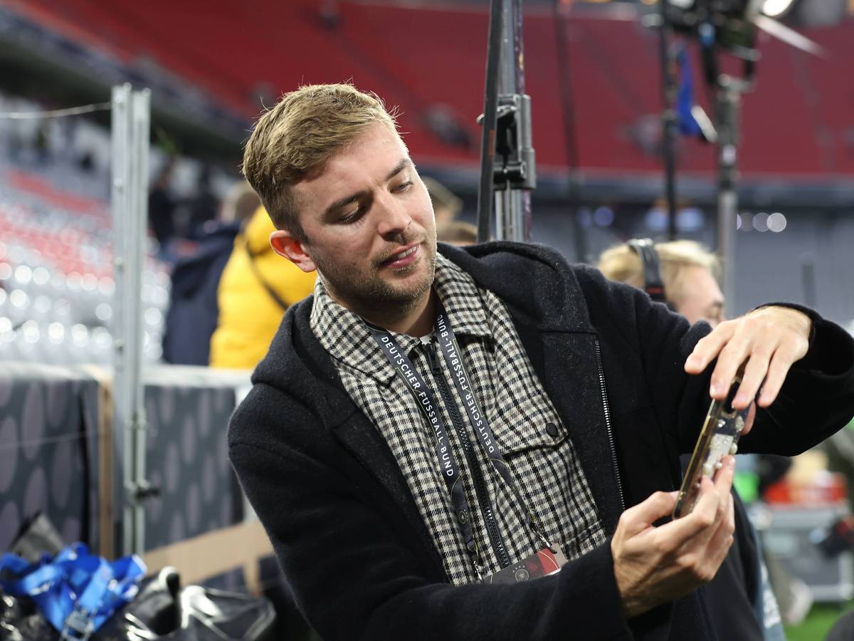 TV-Experte Christoph Kramer macht in München ein Selfie mit den Fans auf den Rängen.