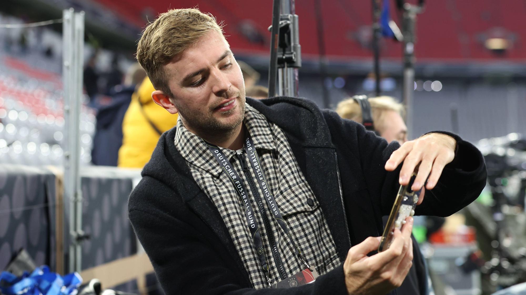 TV-Experte Christoph Kramer macht in München ein Selfie mit den Fans auf den Rängen.