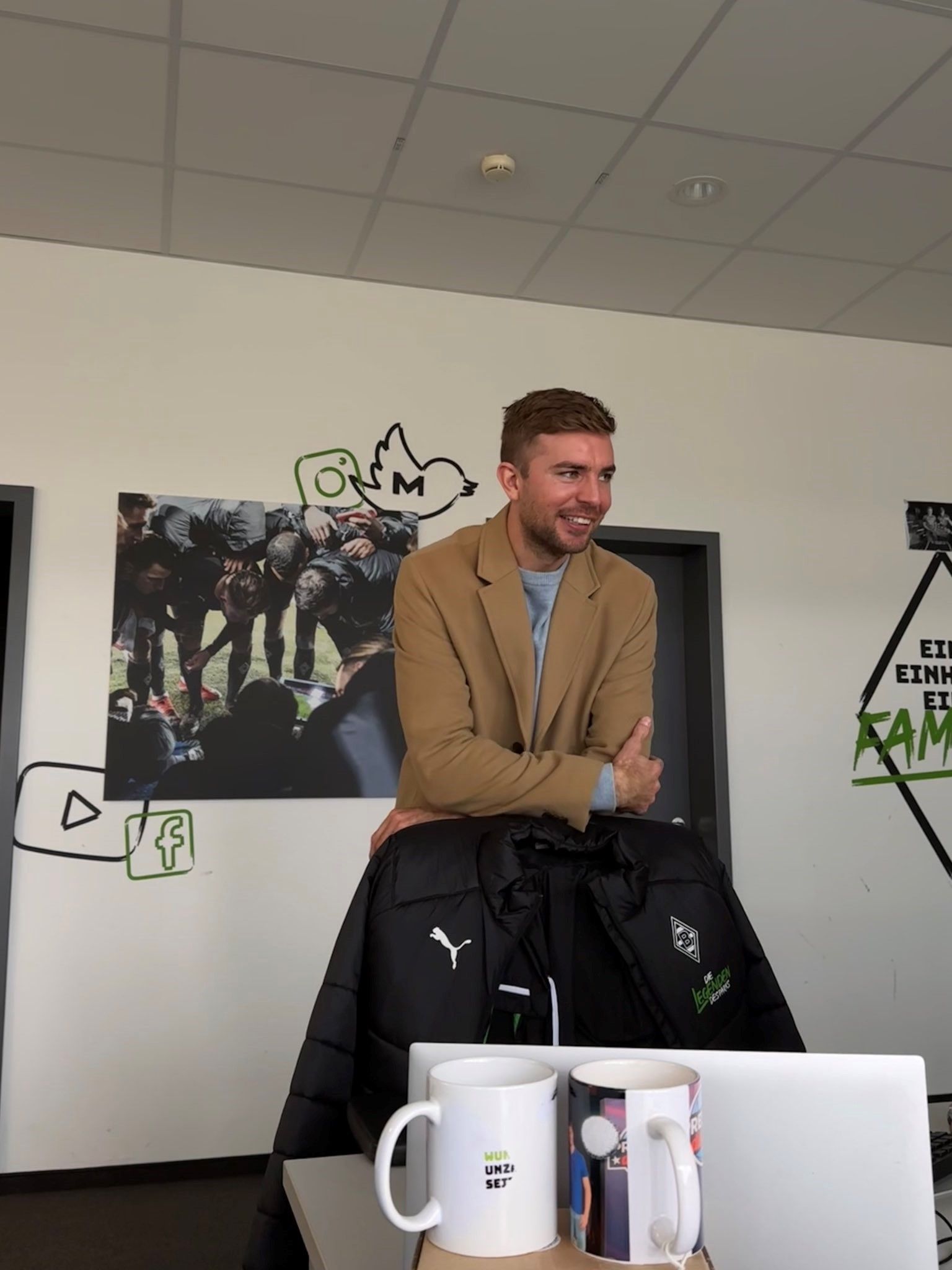 Christoph Kramer lehnt in einem Büro des Borussia-Parks auf einer Stuhl-Lehne.
