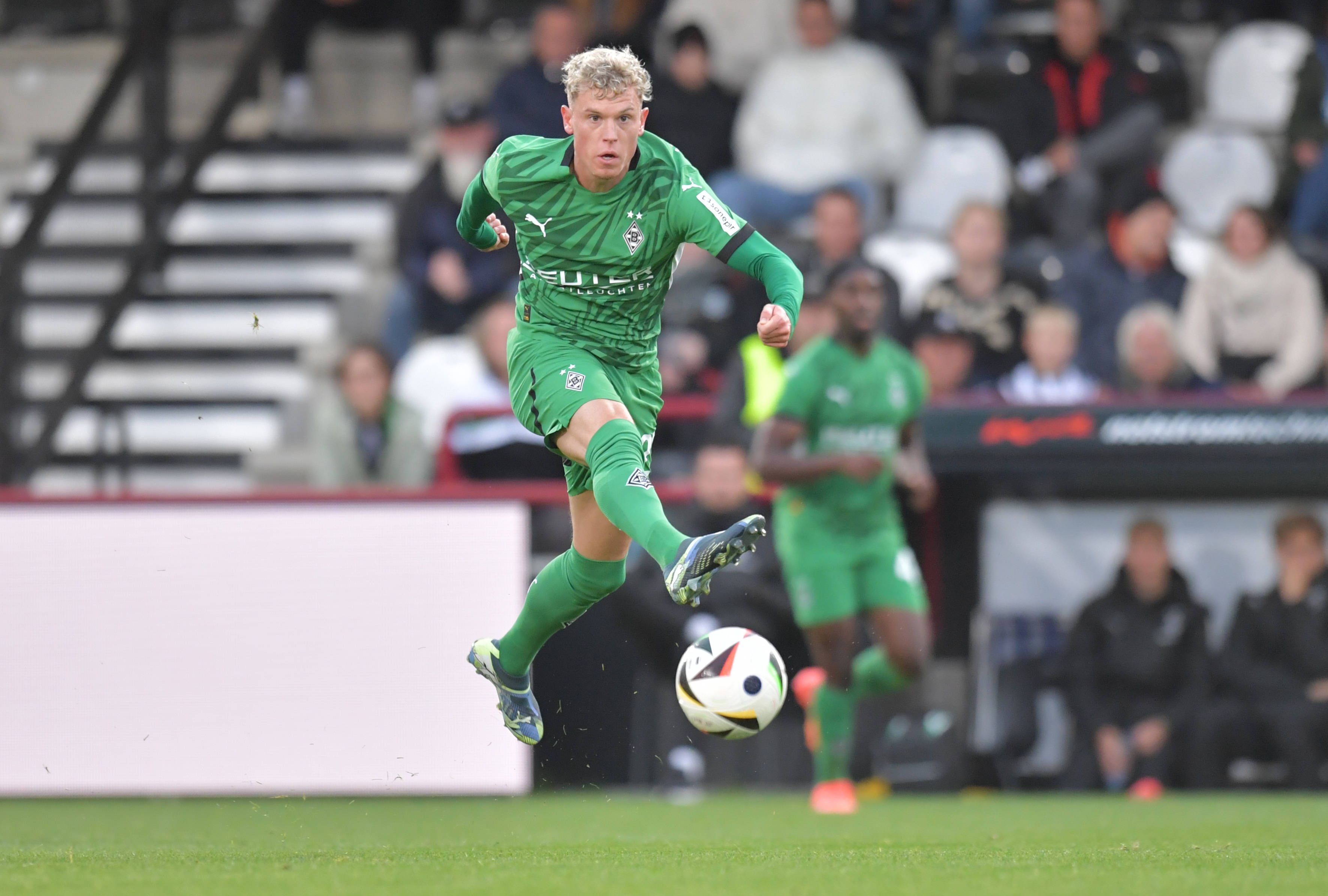 Borussia Mönchengladbachs Robin Hack zieht im Testspiel in Verl ab.