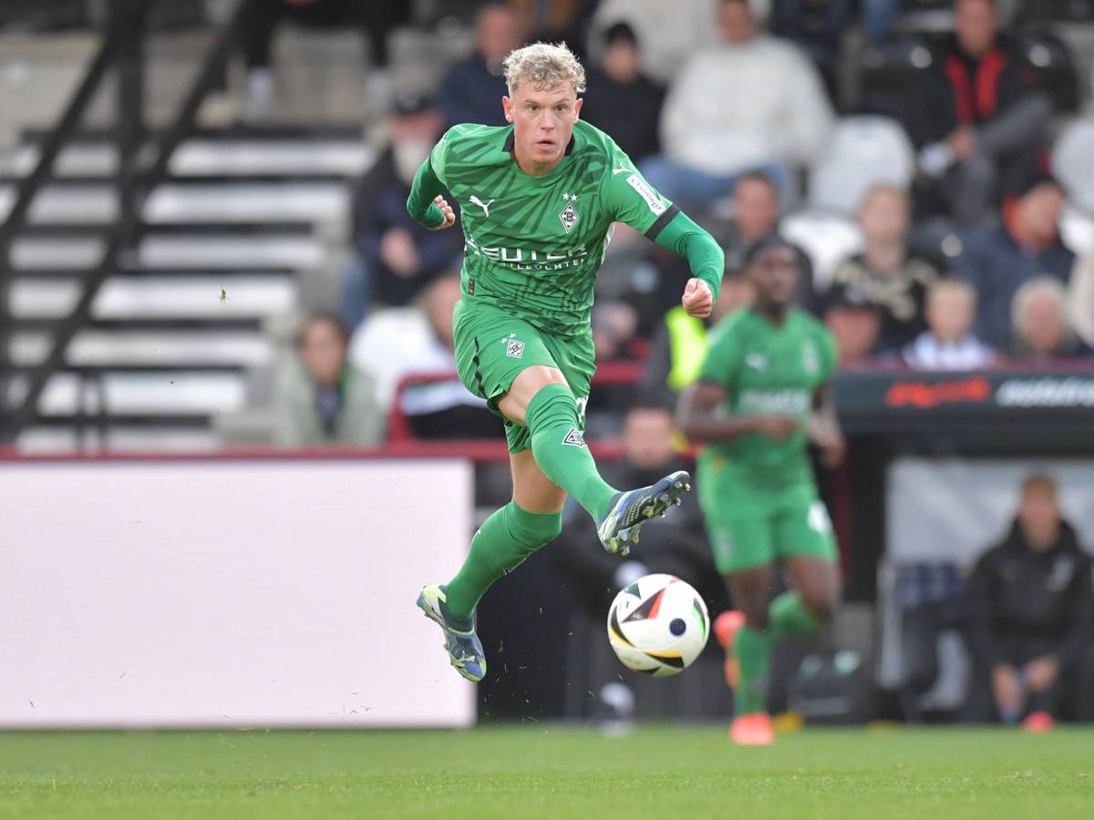 Borussia Mönchengladbachs Robin Hack zieht im Testspiel in Verl ab.