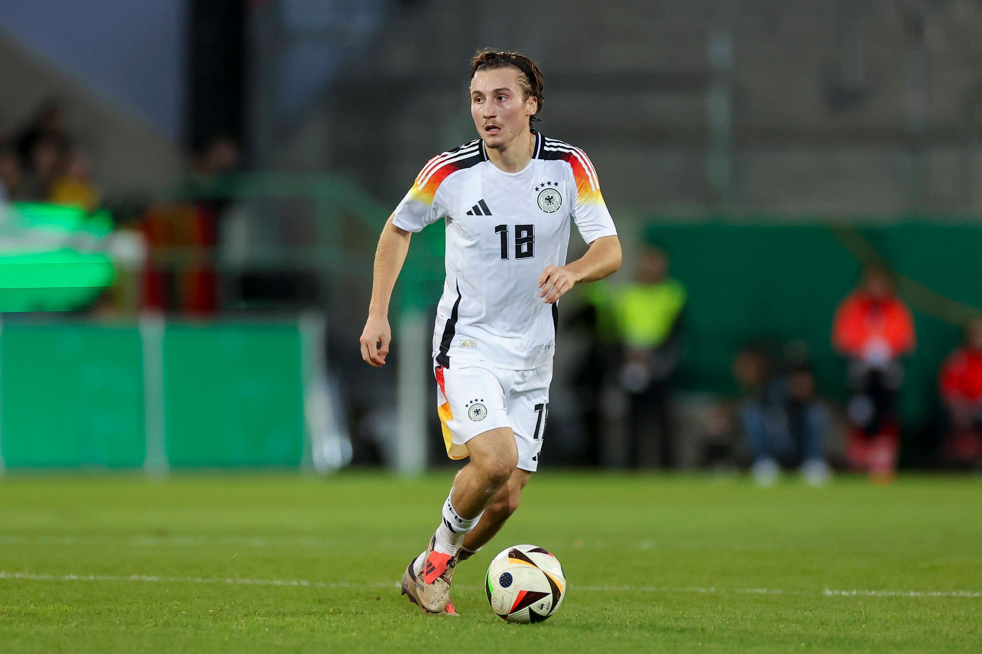 U21-Nationalspieler Rocco Reitz führt den Ball im Spiel gegen Bulgarien.