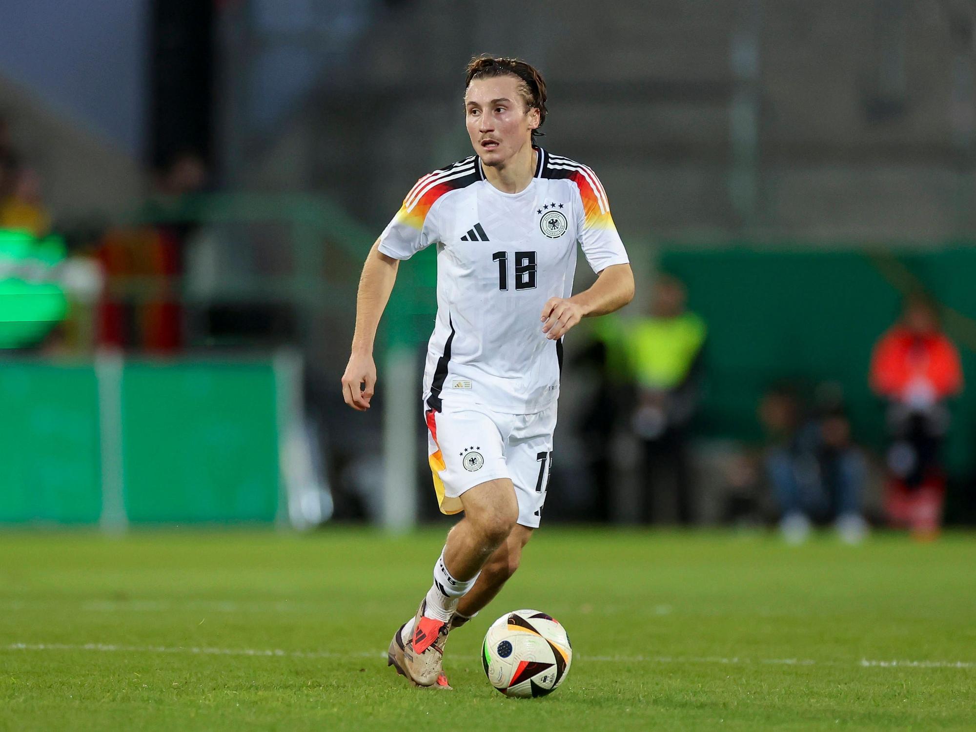 U21-Nationalspieler Rocco Reitz führt den Ball im Spiel gegen Bulgarien.
