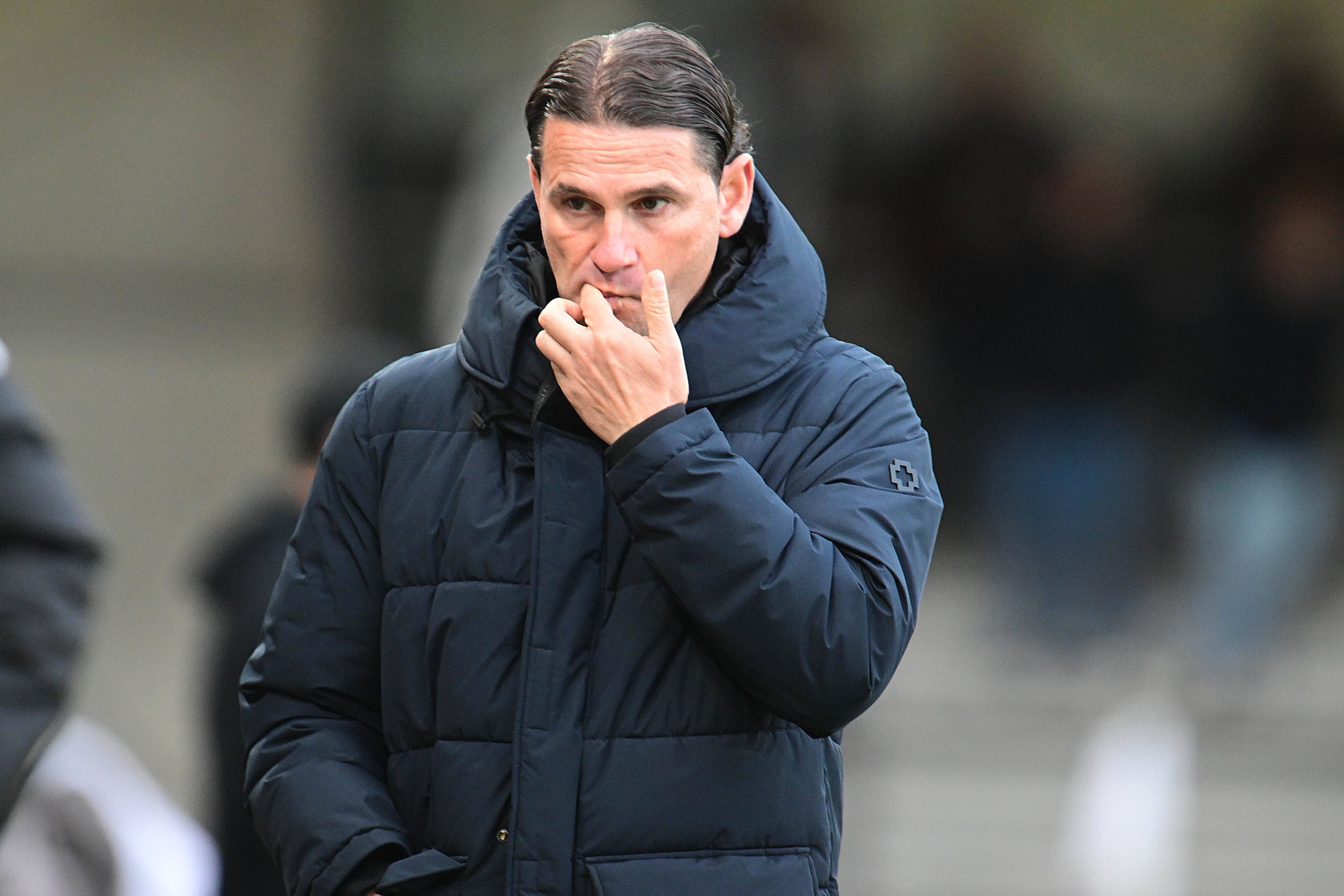 Borussia Mönchengladbachs Trainer Gerardo Seoane fasst sich beim Testspiel in Verl nachdenklich ins Gesicht.