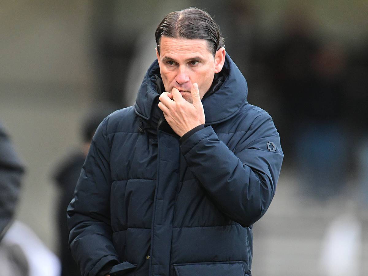 Borussia Mönchengladbachs Trainer Gerardo Seoane fasst sich beim Testspiel in Verl nachdenklich ins Gesicht.