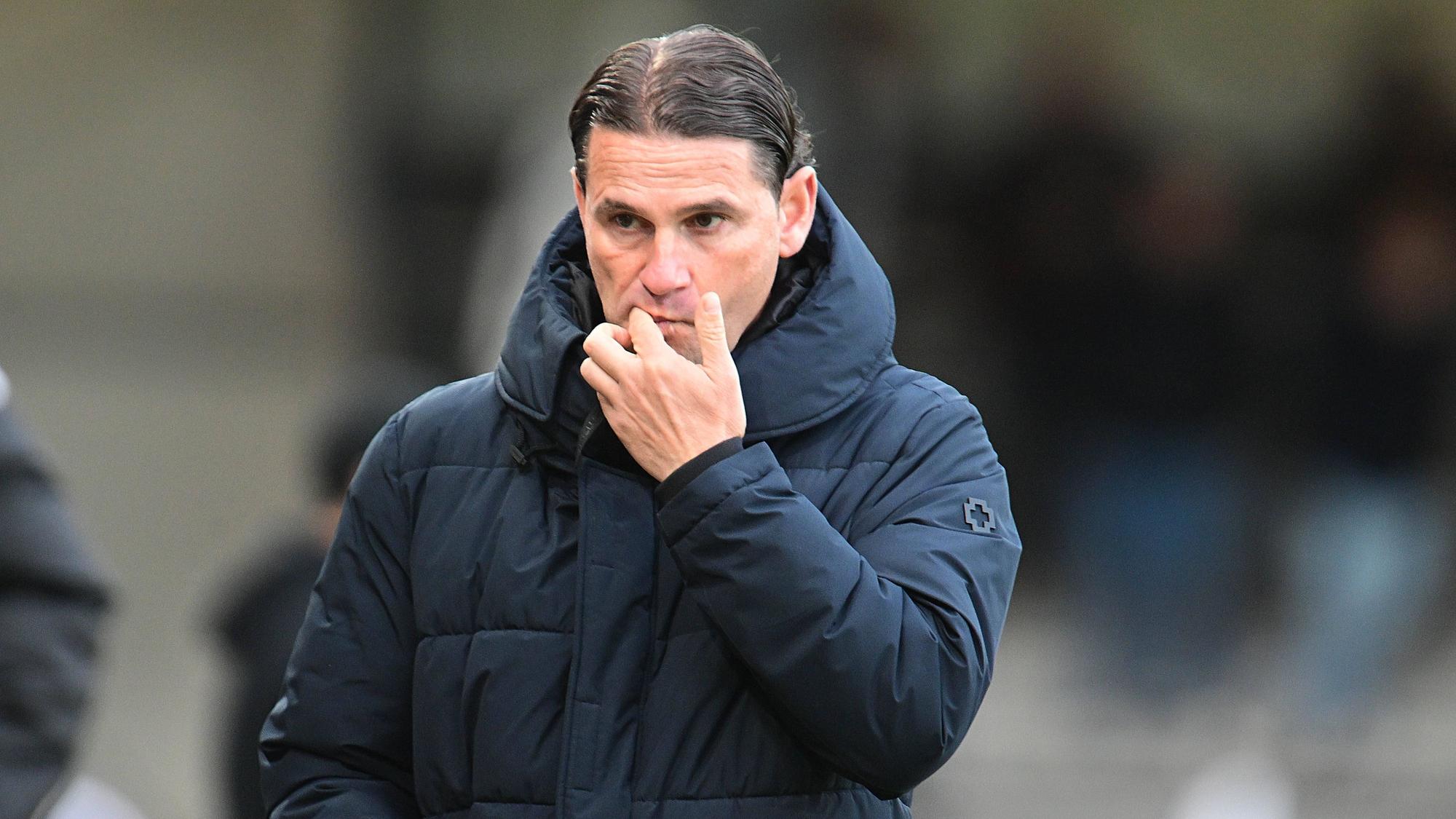 Borussia Mönchengladbachs Trainer Gerardo Seoane fasst sich beim Testspiel in Verl nachdenklich ins Gesicht.