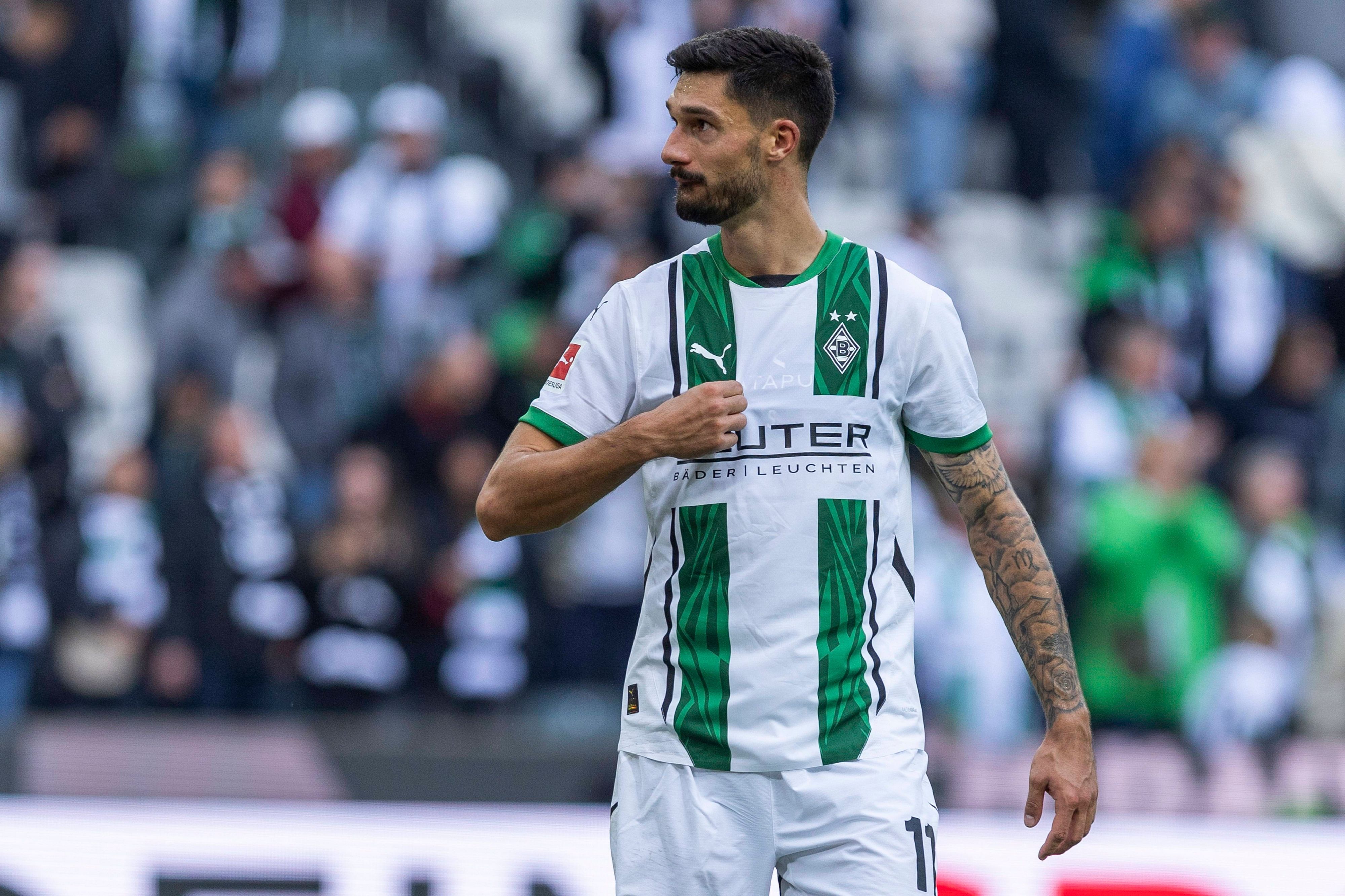 Borussia Mönchengladbachs Tim Kleindienst zupft sich im Bundesliga-Spiel gegen Union Berlin am Trikot.