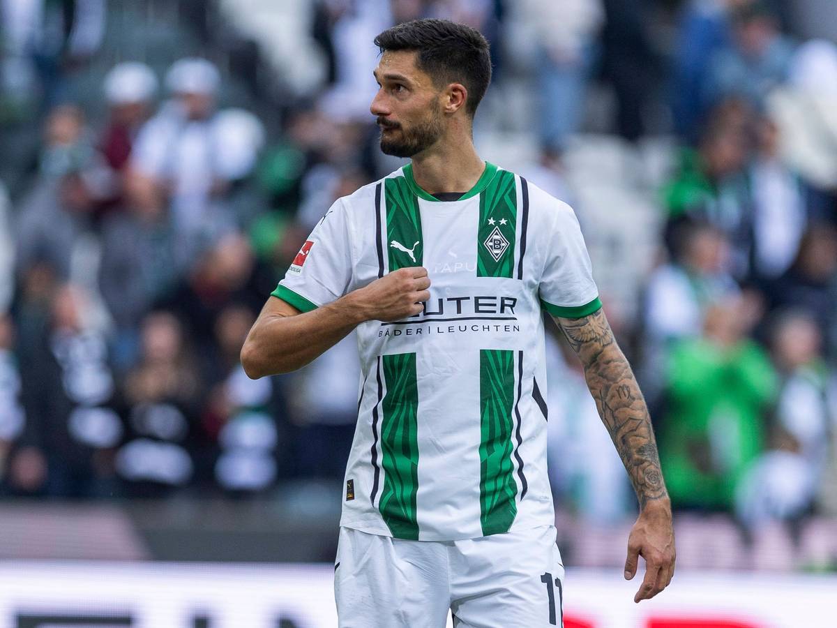 Borussia Mönchengladbachs Tim Kleindienst zupft sich im Bundesliga-Spiel gegen Union Berlin am Trikot.