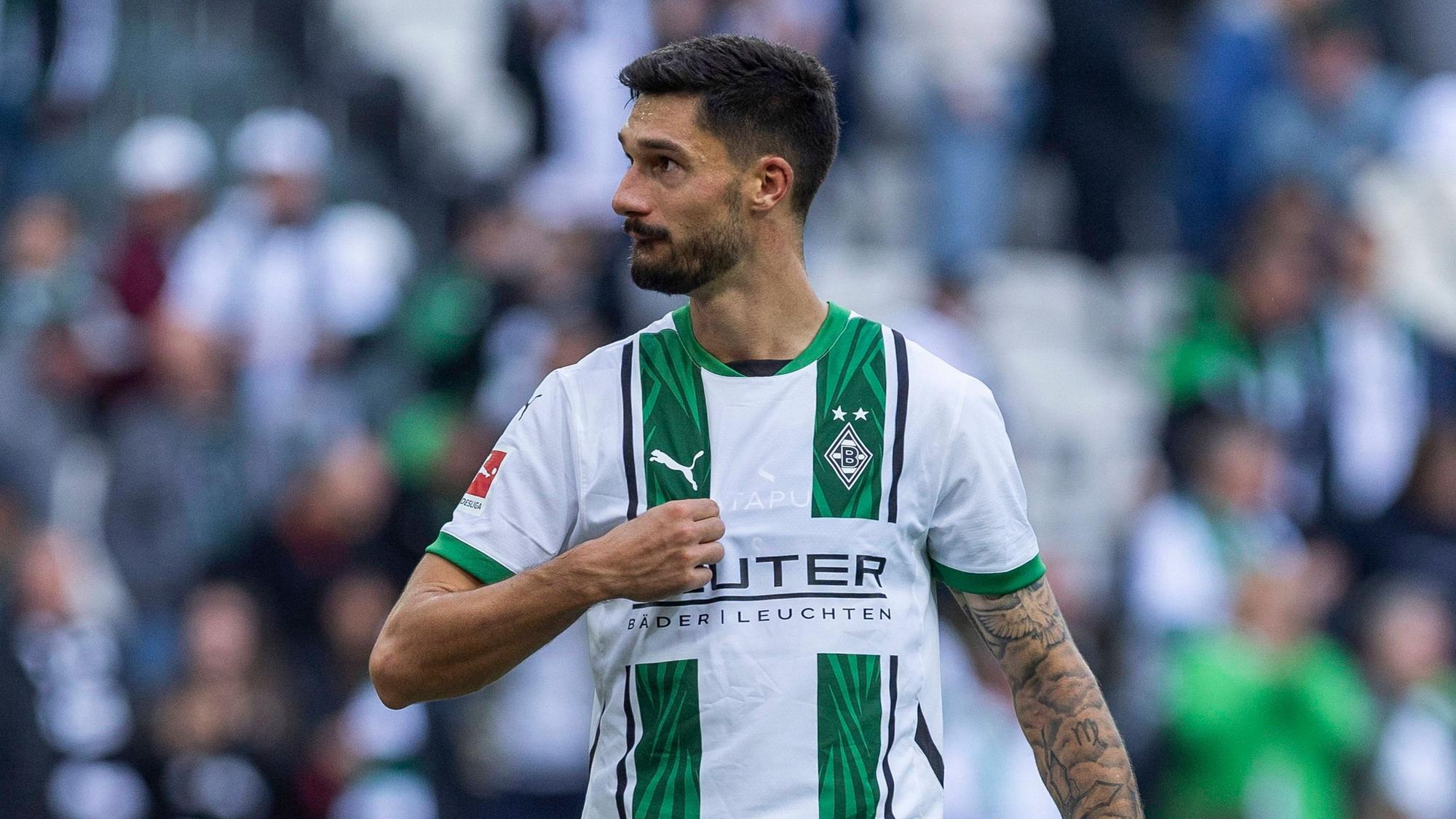 Borussia Mönchengladbachs Tim Kleindienst zupft sich im Bundesliga-Spiel gegen Union Berlin am Trikot.