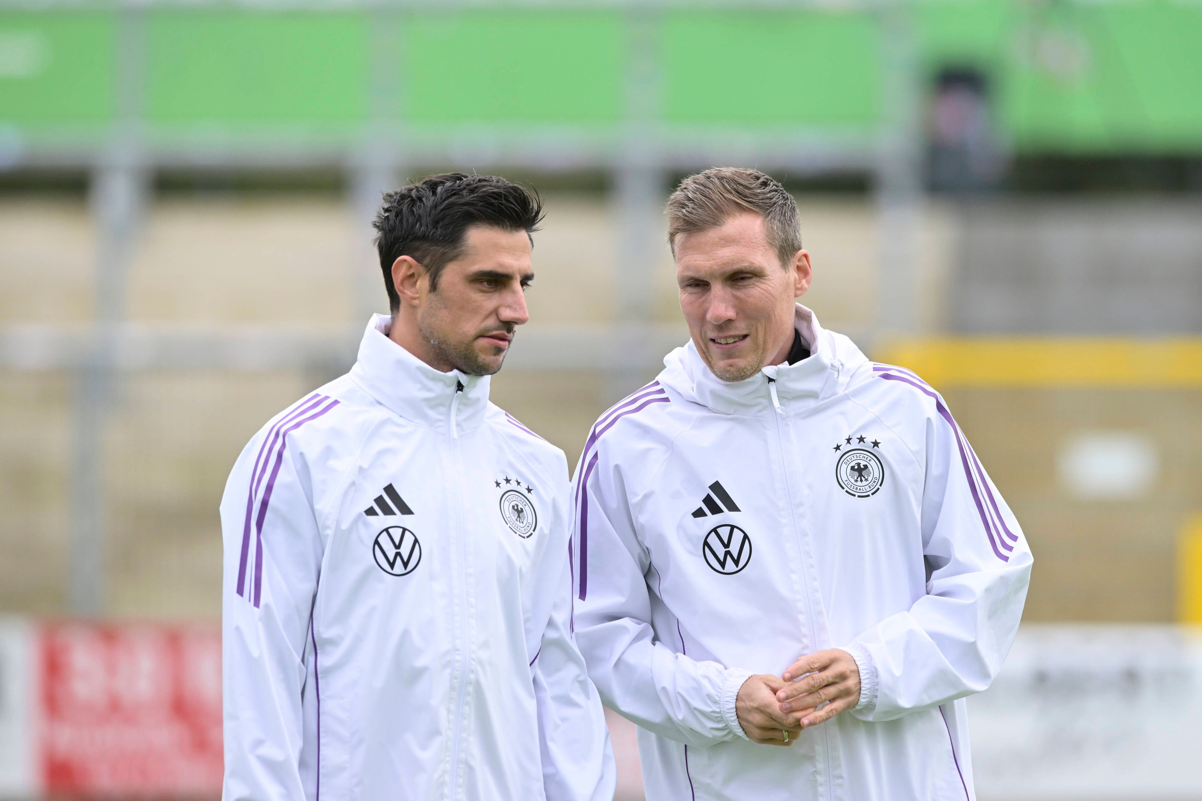 Co-Trainer Lars Stindl spricht auf dem Trainingsplatz mit U20-Nationaltrainer Hannes Wolf.
