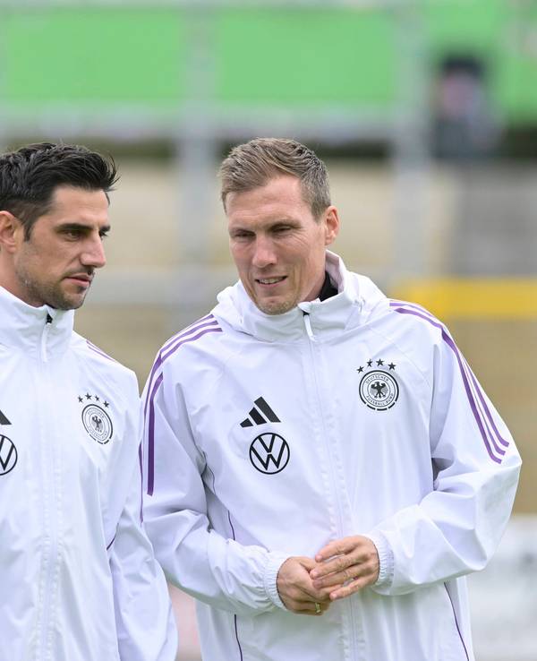 Co-Trainer Lars Stindl spricht auf dem Trainingsplatz mit U20-Nationaltrainer Hannes Wolf.