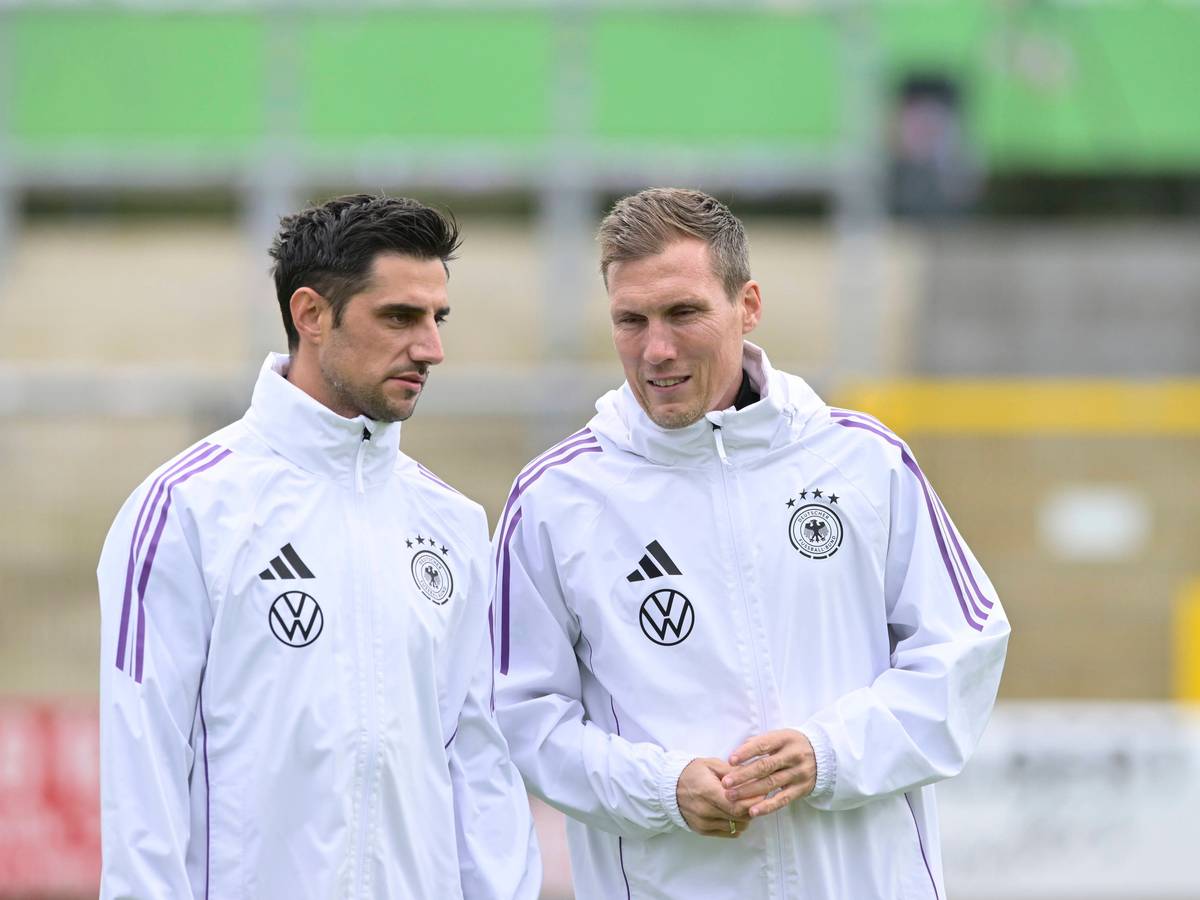 Co-Trainer Lars Stindl spricht auf dem Trainingsplatz mit U20-Nationaltrainer Hannes Wolf.