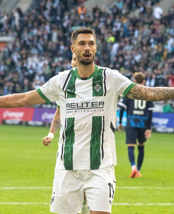 Borussia Mönchengladbachs Tim Kleindienst breitet nach seinem Tor gegen den 1. FC Heidenheim die Arme aus.