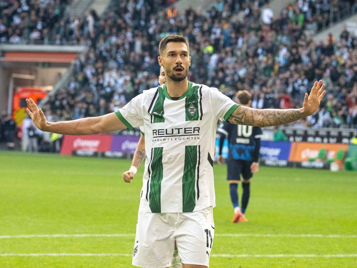 Borussia Mönchengladbachs Tim Kleindienst breitet nach seinem Tor gegen den 1. FC Heidenheim die Arme aus.