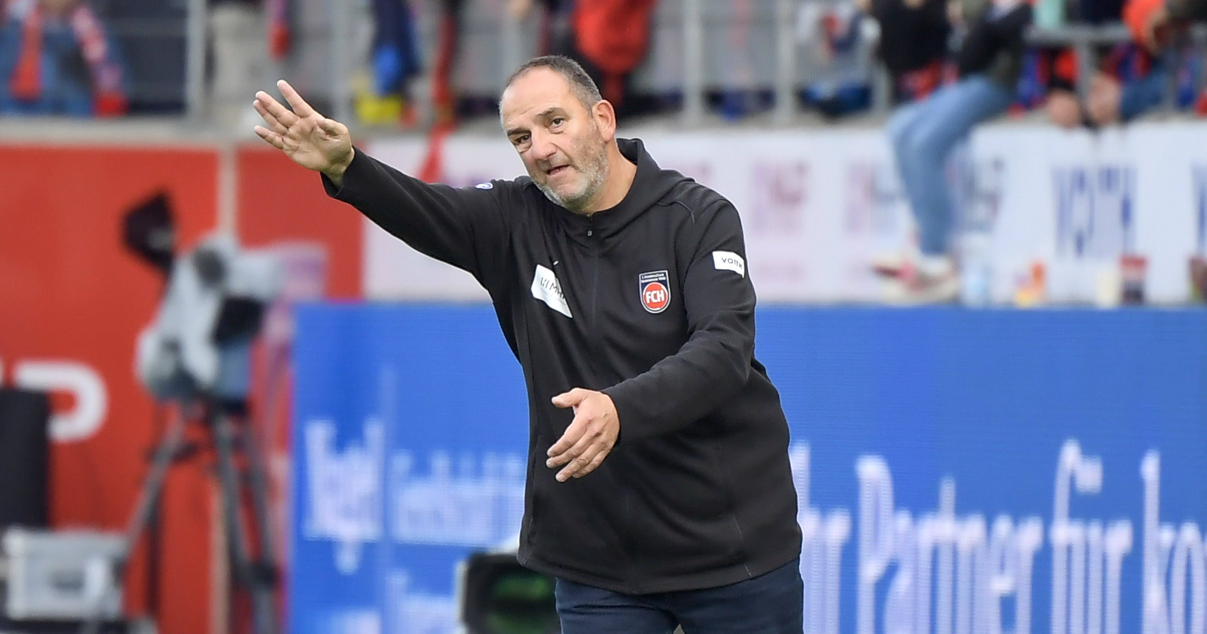 Heidenheims Trainer Frank Schmidt gibt im Spiel gegen RB Leipzig an der Seitenlinie Anweisungen.
