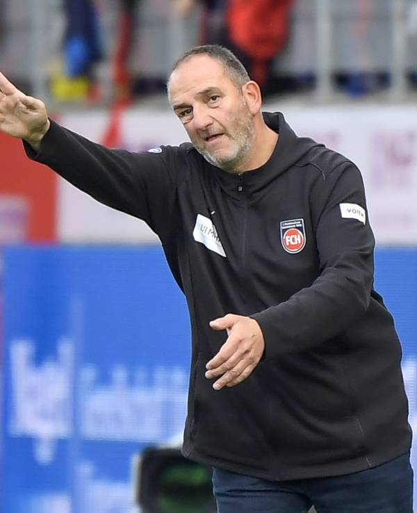 Heidenheims Trainer Frank Schmidt gibt im Spiel gegen RB Leipzig an der Seitenlinie Anweisungen.