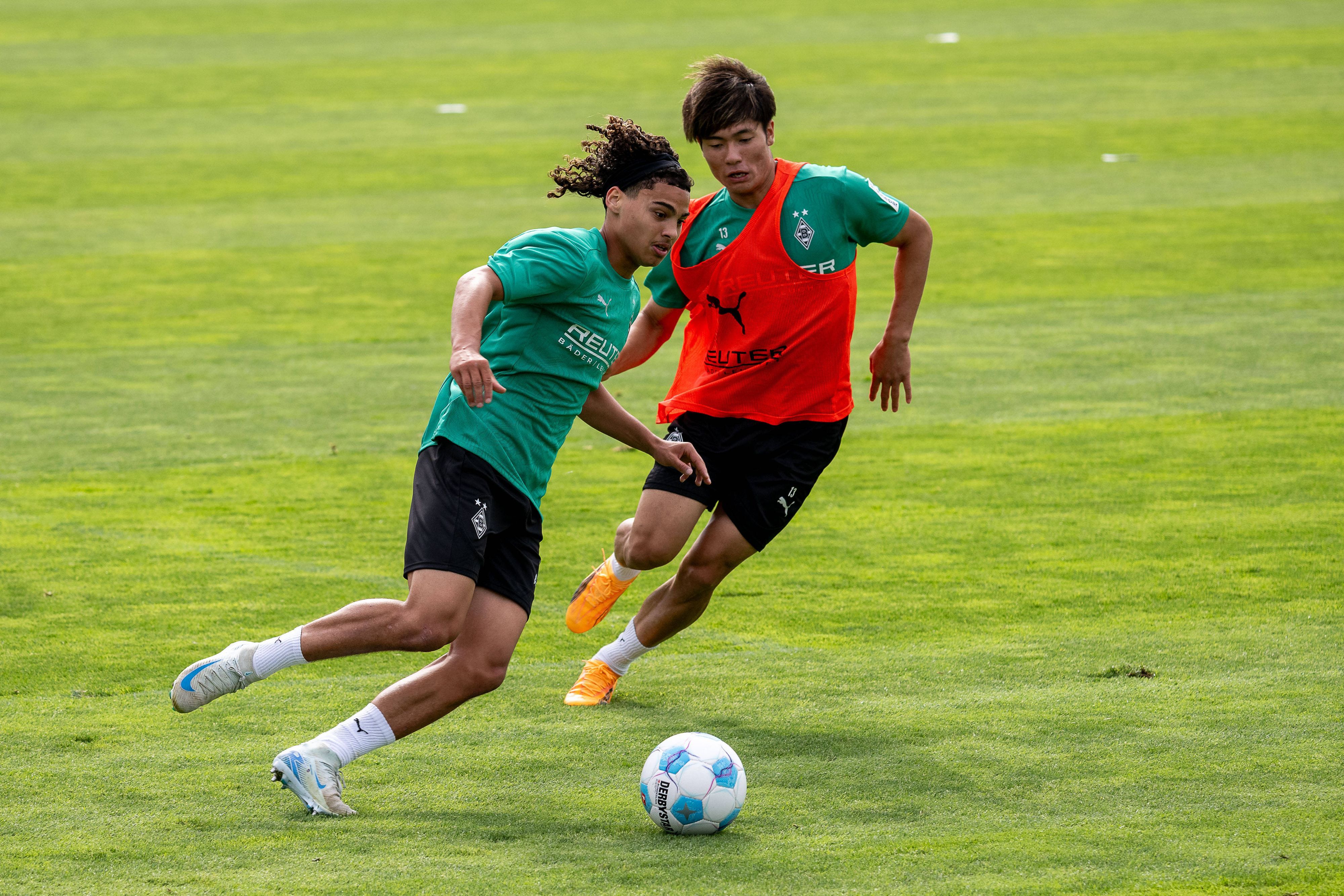 Kilian Sauck dribbelt gegen Shio Fukuda.