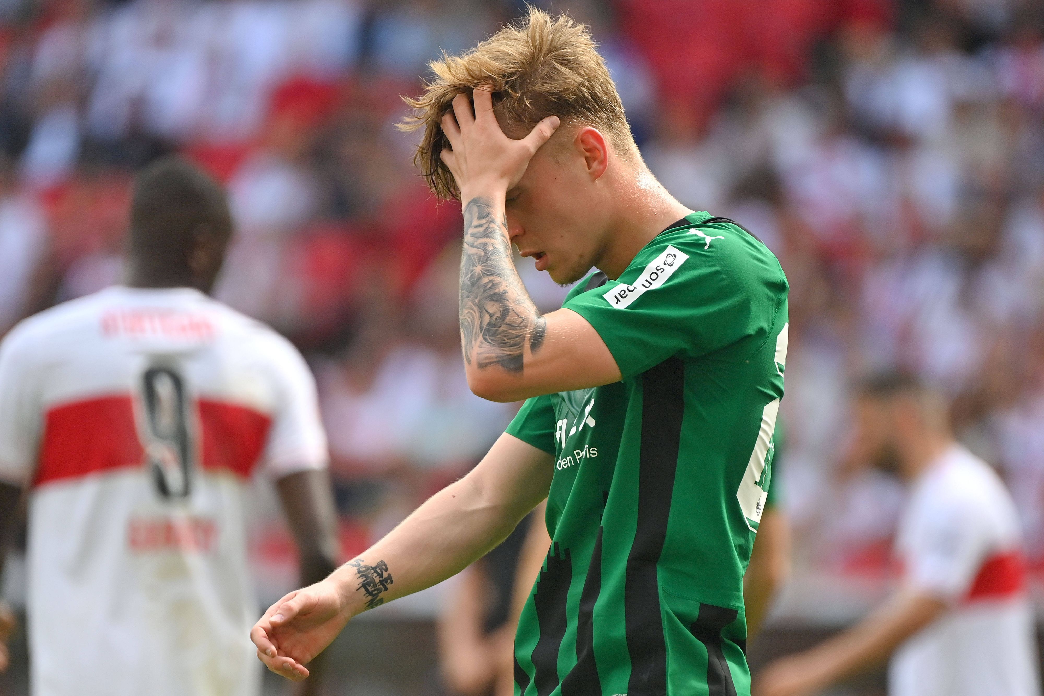 Luca Netz ist enttäuscht und verbirgt sein Gesicht.