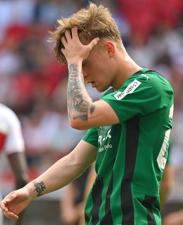 Luca Netz ist enttäuscht und verbirgt sein Gesicht.
