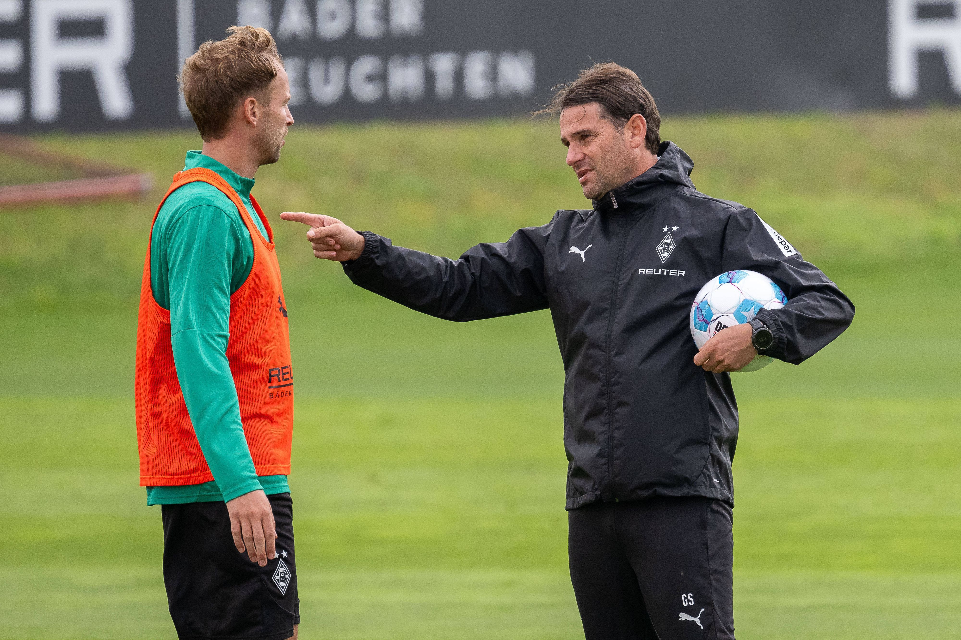 Gerardo Seoane erklärt Marvin Friedrich etwas im Training.