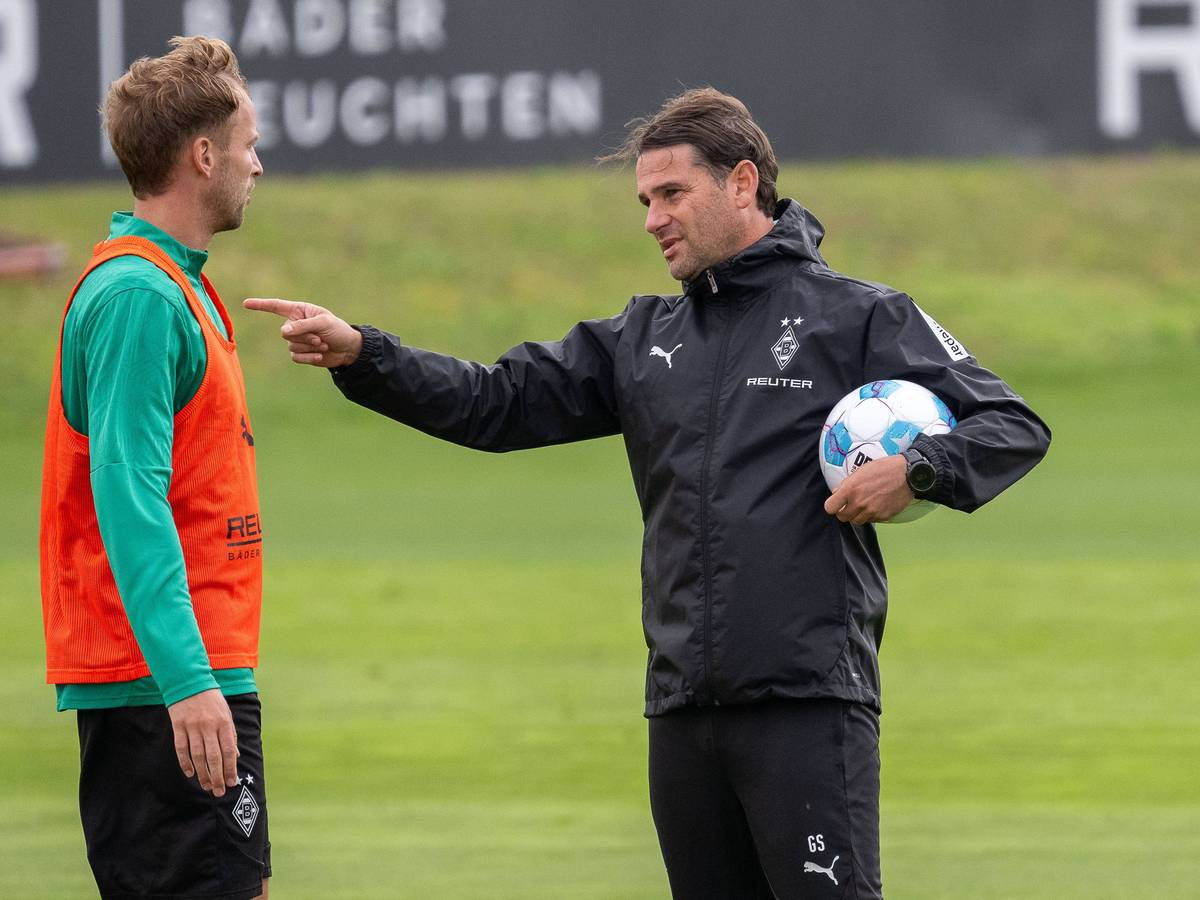 Gerardo Seoane erklärt Marvin Friedrich etwas im Training.