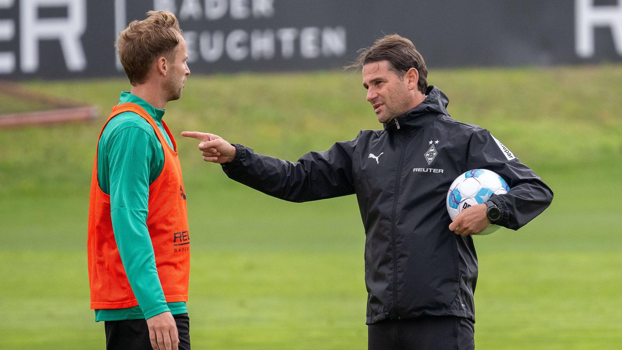 Gerardo Seoane erklärt Marvin Friedrich etwas im Training.