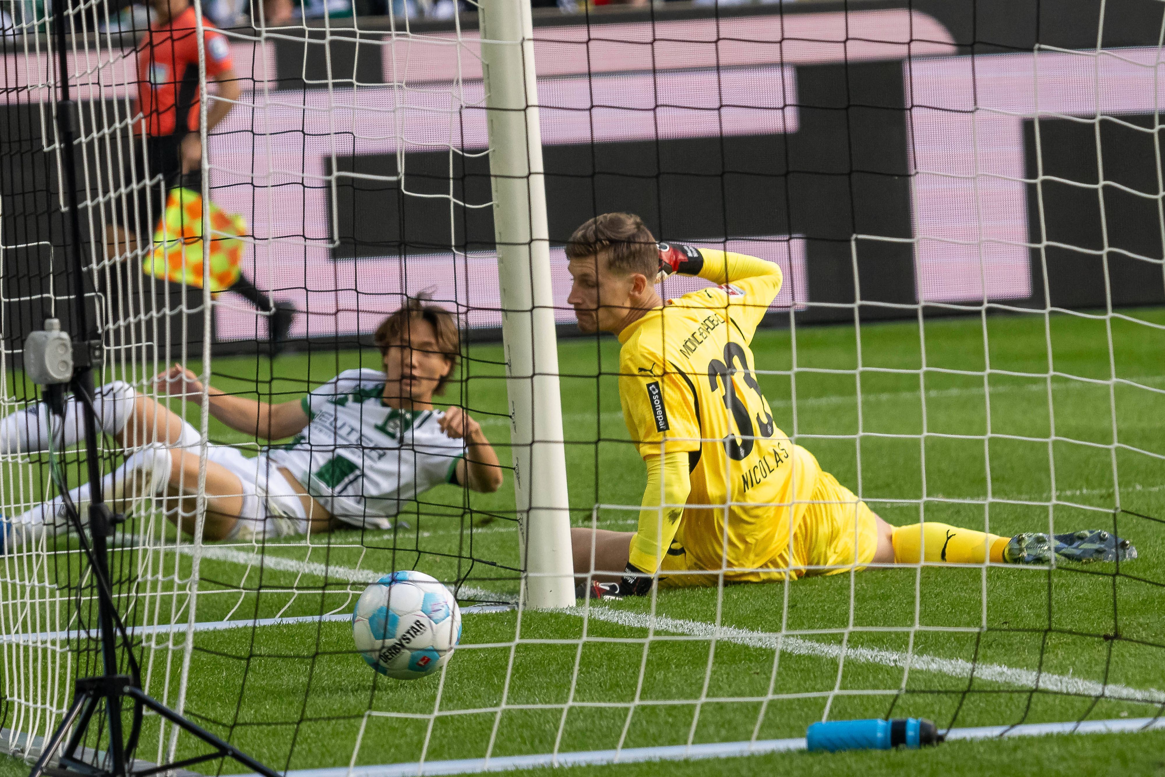 Moritz Nicolas und Ko Itakura können nur noch hinterherschauen, wie der Ball im Tor landet.