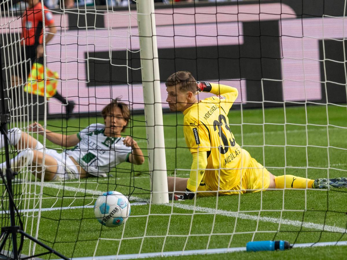 Moritz Nicolas und Ko Itakura können nur noch hinterherschauen, wie der Ball im Tor landet.