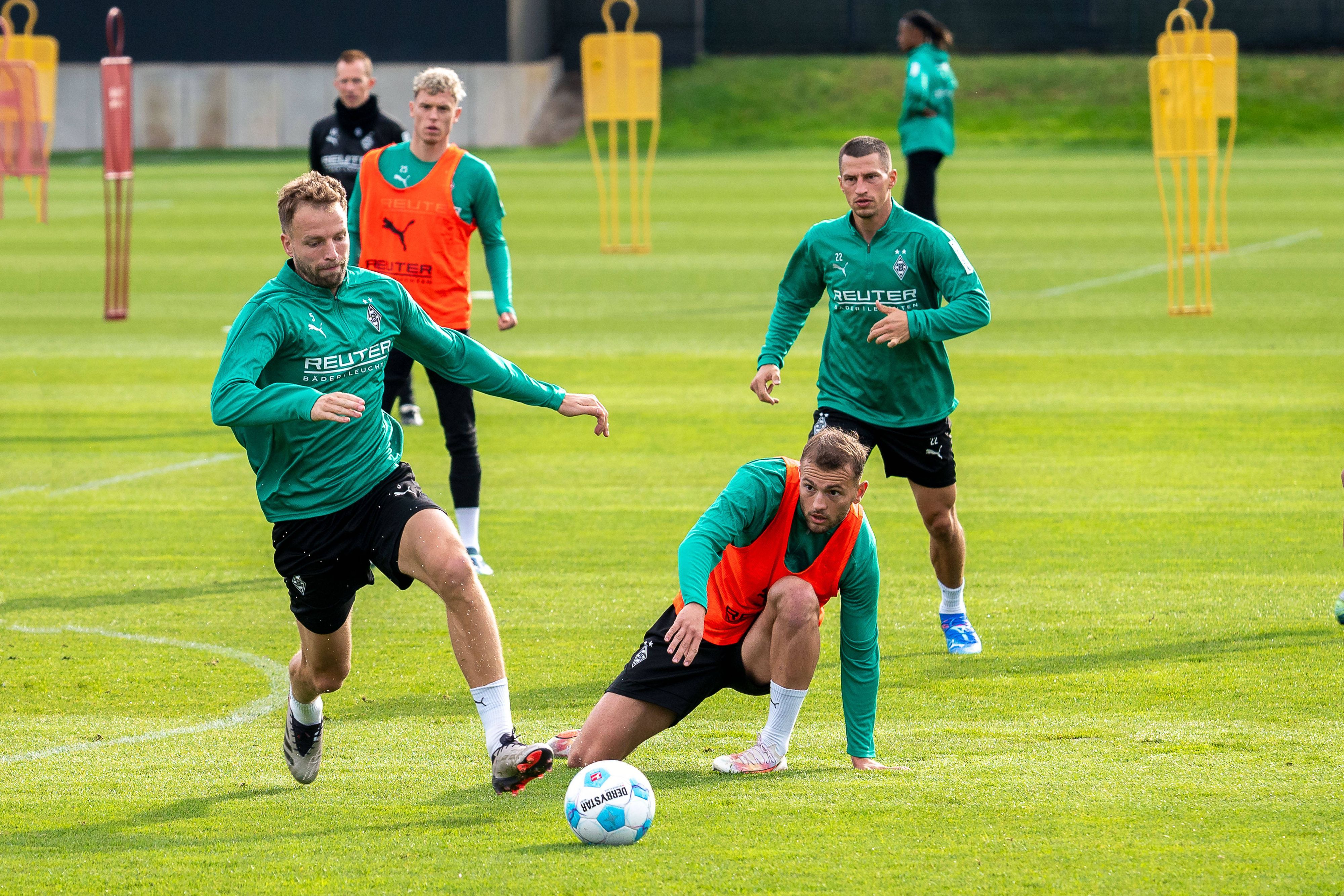 Profis von Borussia Mönchengladbach im Zweikampf beim Training.