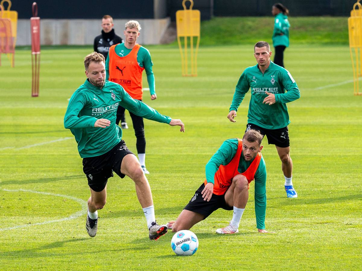 Profis von Borussia Mönchengladbach im Zweikampf beim Training.