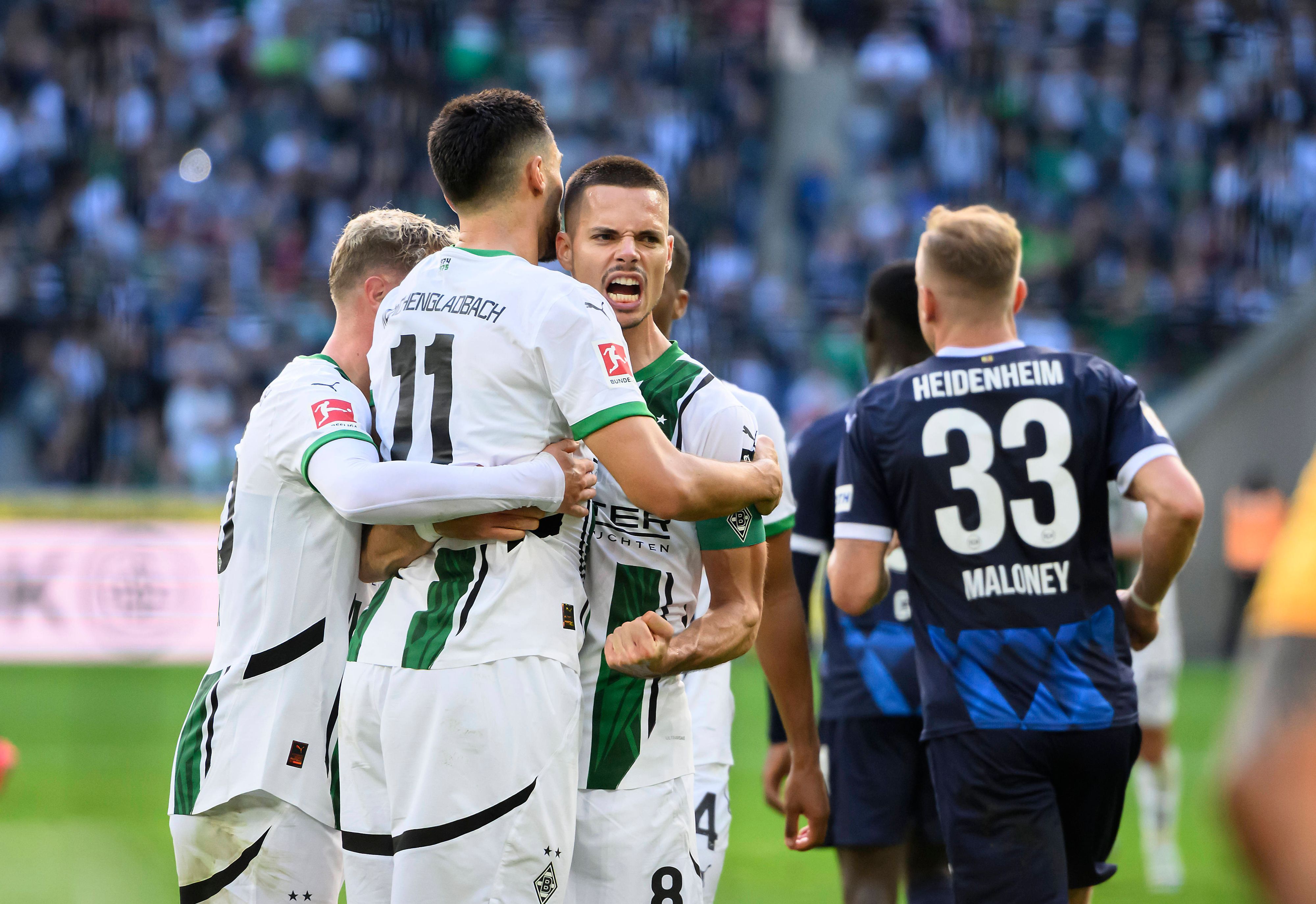 Spieler von Borussia Mönchengladbach jubeln über ein Tor von Tim Kleindienst.