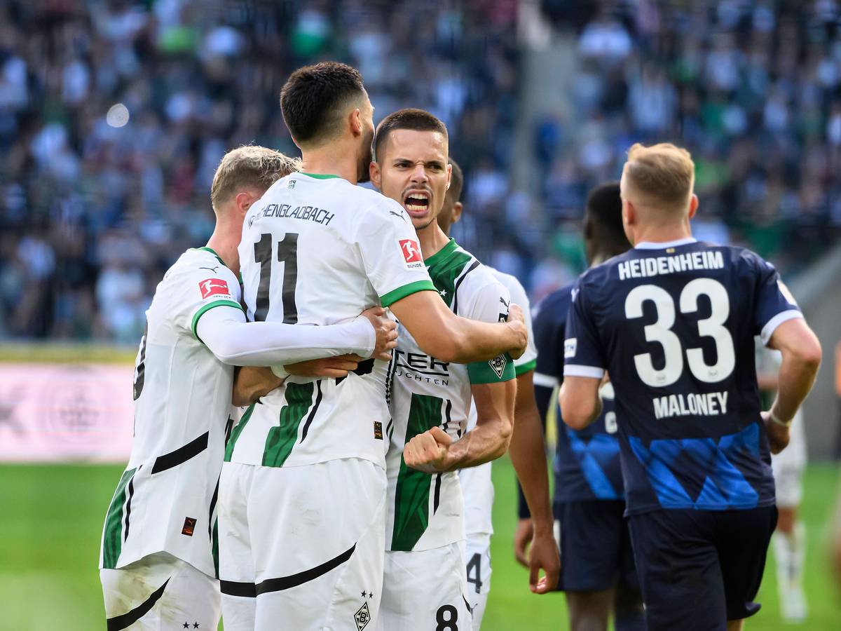 Spieler von Borussia Mönchengladbach jubeln über ein Tor von Tim Kleindienst.