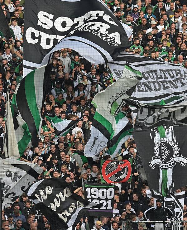 Fans von Borussia Mönchengladbach schwenken beim Bundesliga-Heimspiel gegen den 1. FC Heidenheim in der Nordkurve ihre Fahnen.