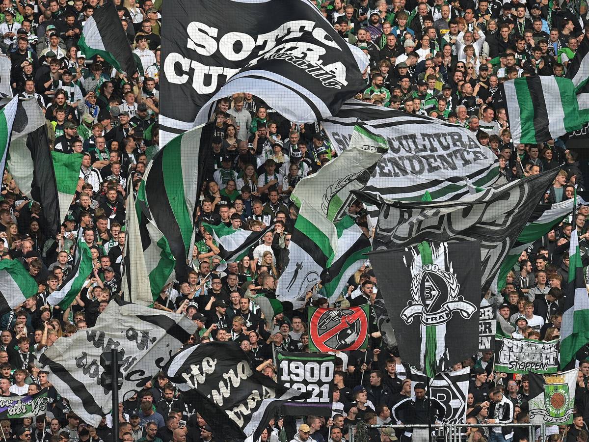 Fans von Borussia Mönchengladbach schwenken beim Bundesliga-Heimspiel gegen den 1. FC Heidenheim in der Nordkurve ihre Fahnen.