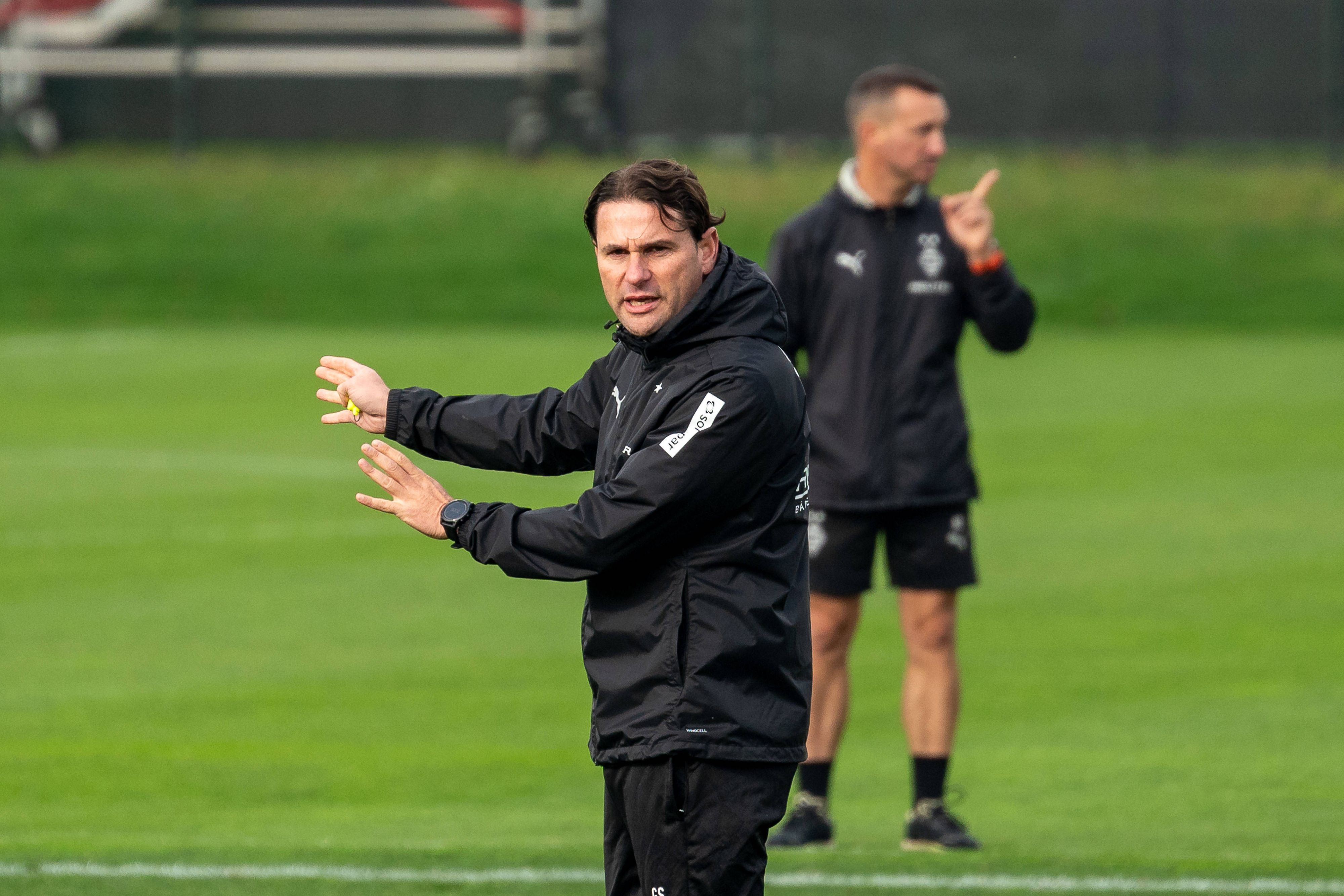 Borussia Mönchengladbachs Trainer Gerardo Seoane gibt auf dem Trainingsplatz Anweisungen.