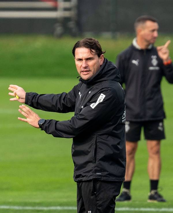 Borussia Mönchengladbachs Trainer Gerardo Seoane gibt auf dem Trainingsplatz Anweisungen.