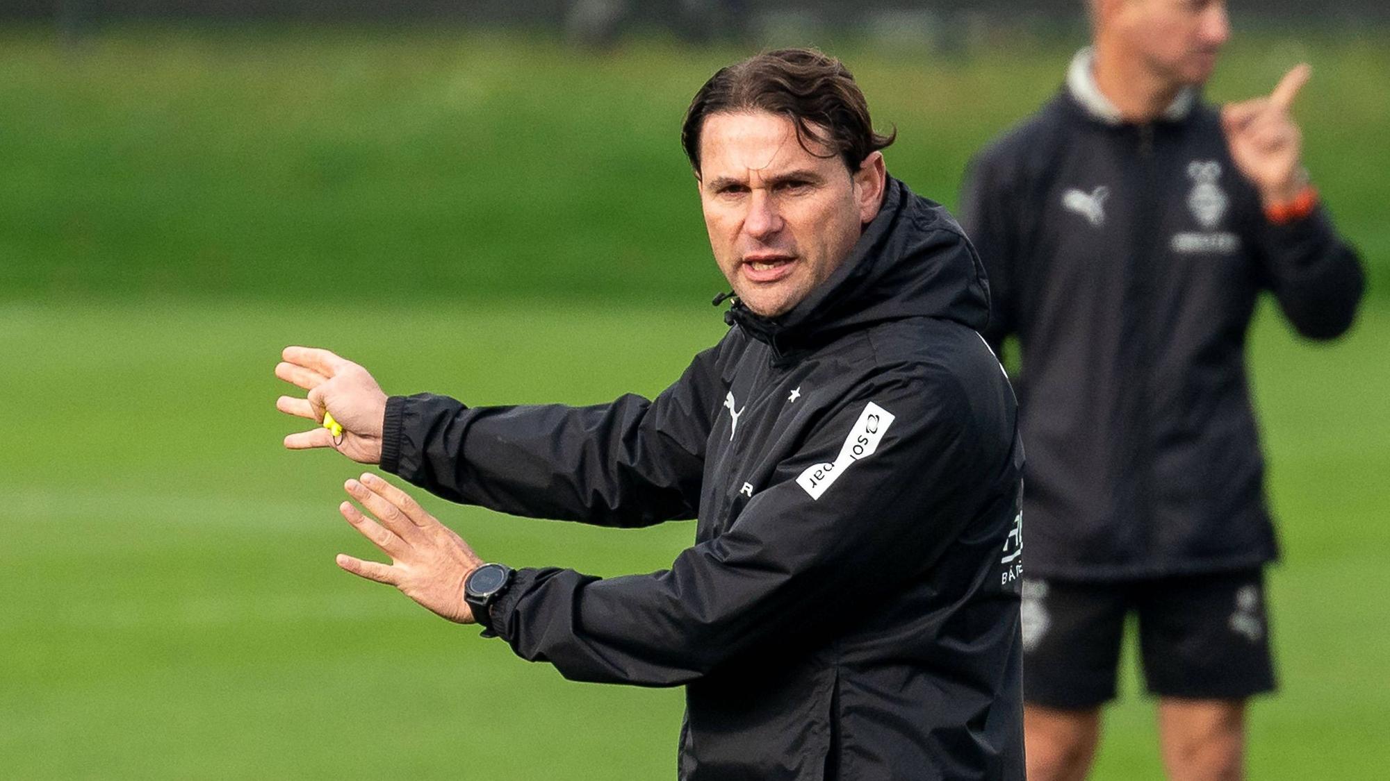 Borussia Mönchengladbachs Trainer Gerardo Seoane gibt auf dem Trainingsplatz Anweisungen.