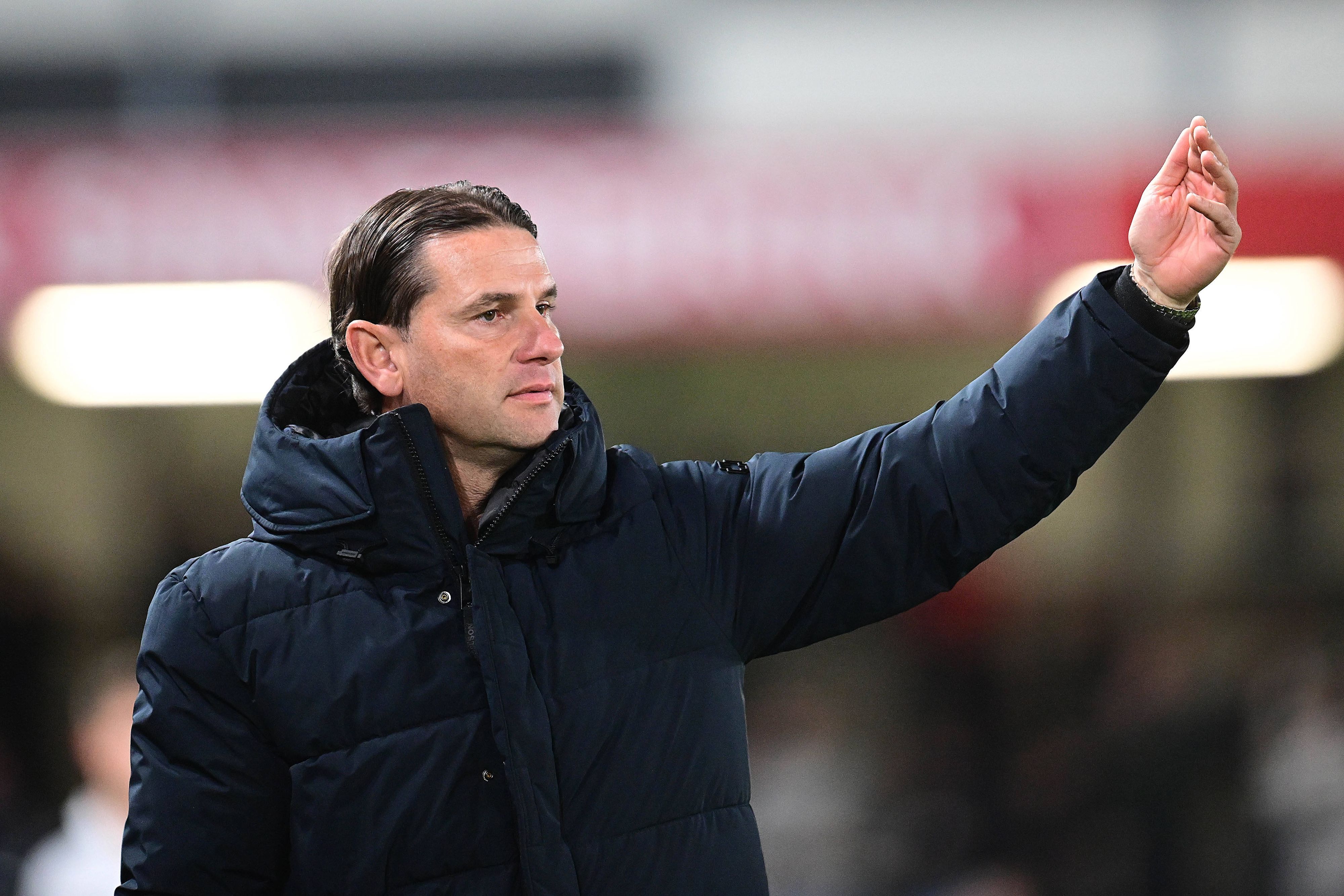 Borussia Mönchengladbachs Trainer Gerardo Seoane gibt beim Testspiel in Verl an der Seitenlinie Anweisungen.