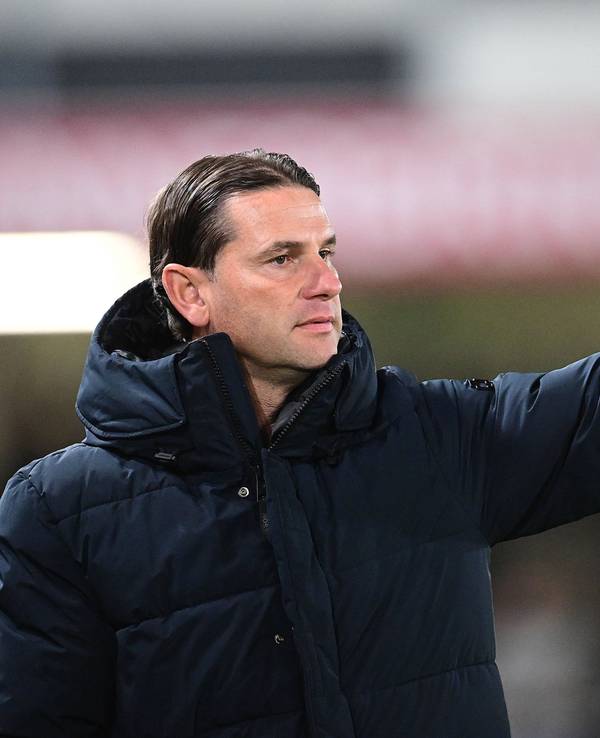 Borussia Mönchengladbachs Trainer Gerardo Seoane gibt beim Testspiel in Verl an der Seitenlinie Anweisungen.