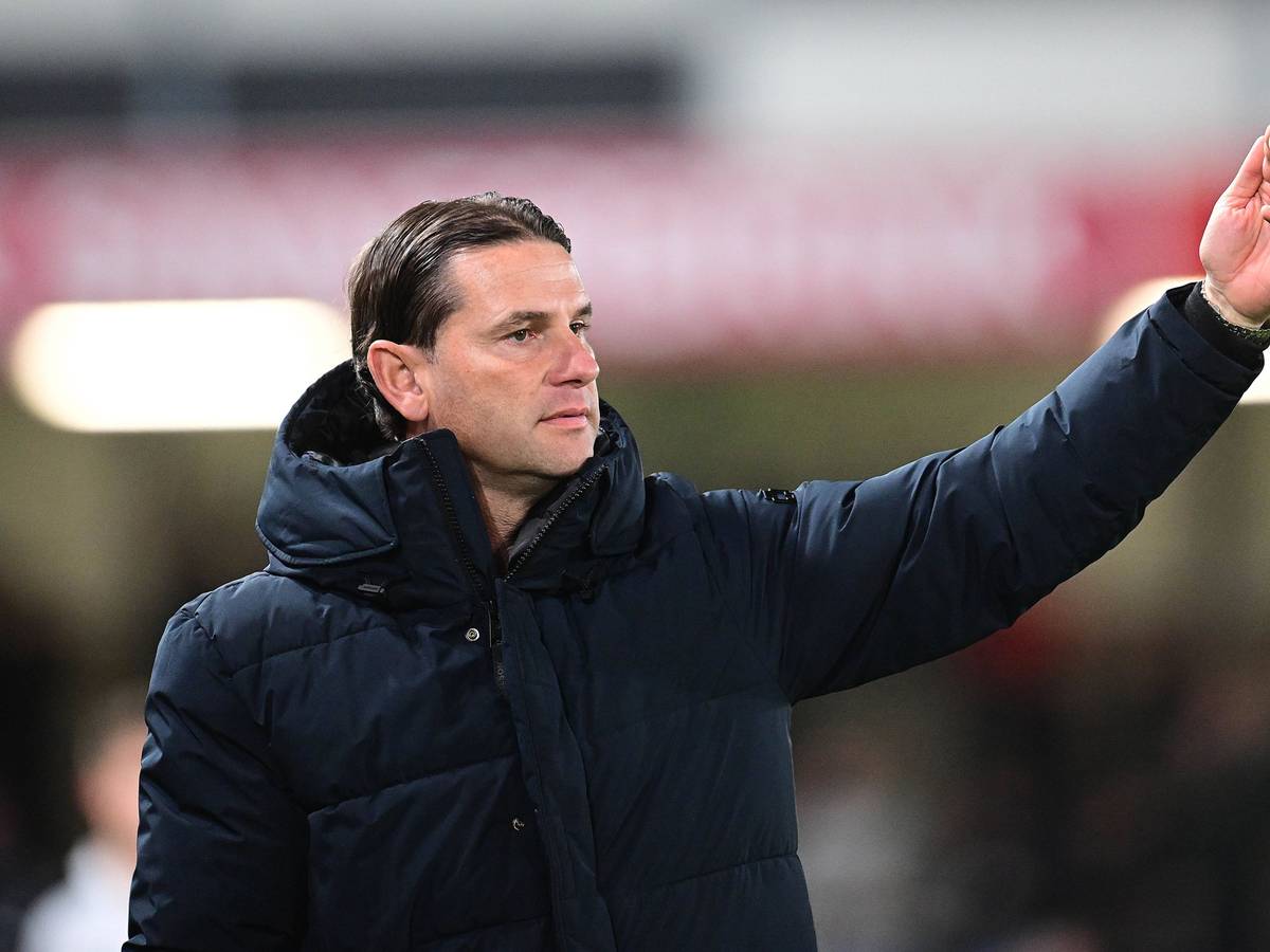 Borussia Mönchengladbachs Trainer Gerardo Seoane gibt beim Testspiel in Verl an der Seitenlinie Anweisungen.